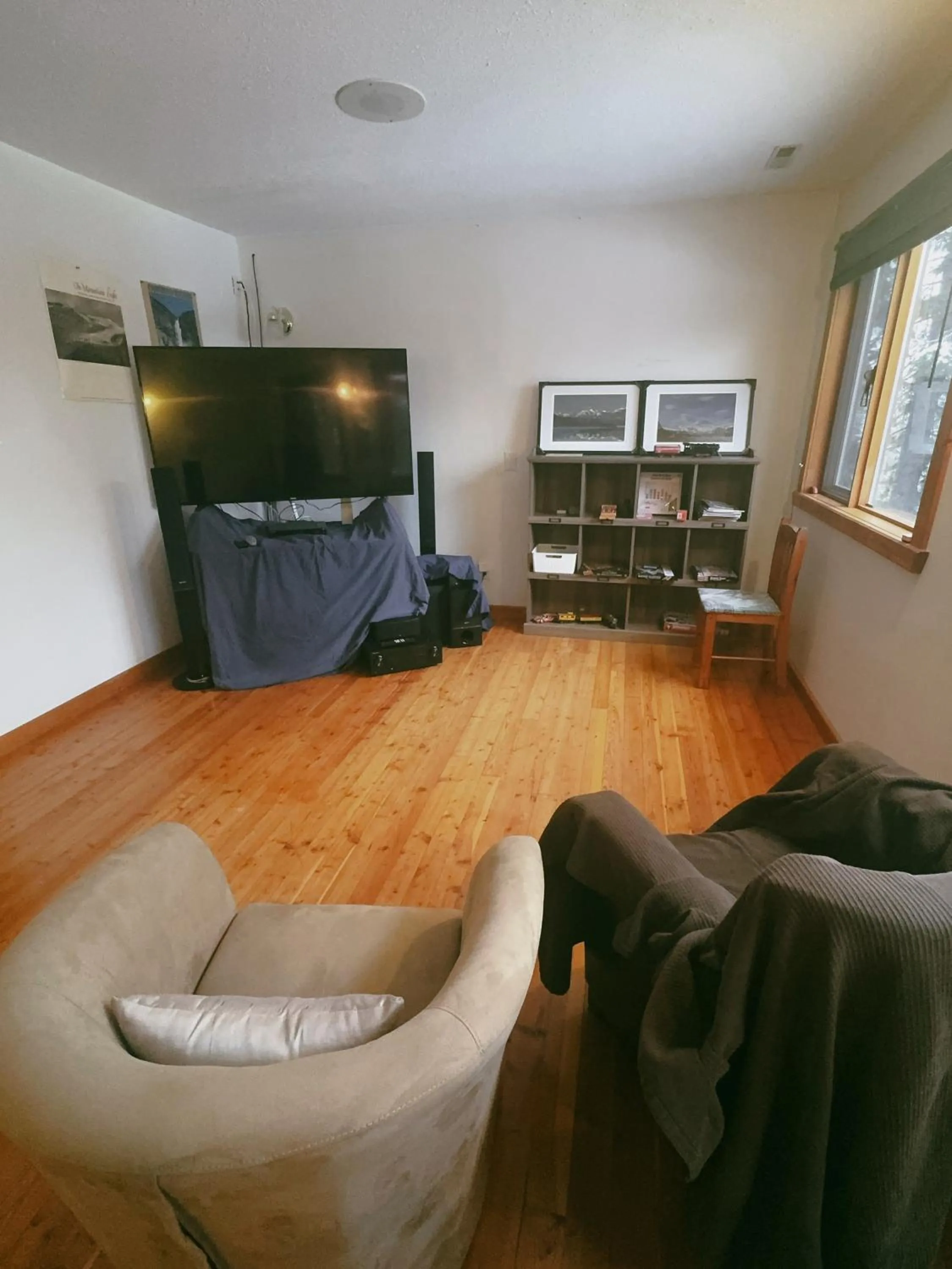 Communal lounge/ TV room in Alpine Meadows Lodge
