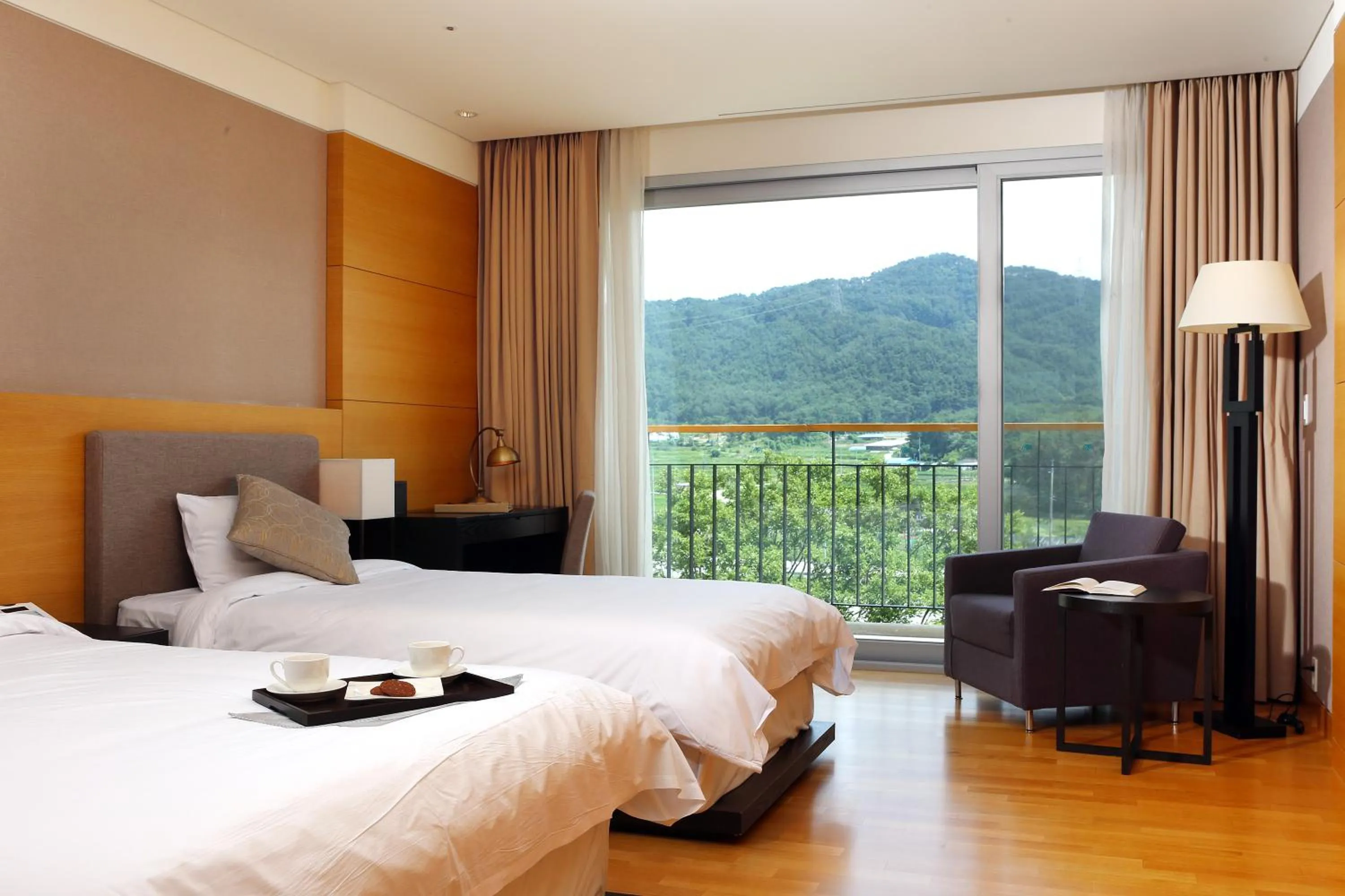 Day, Bed in The Suites Hotel Namwon