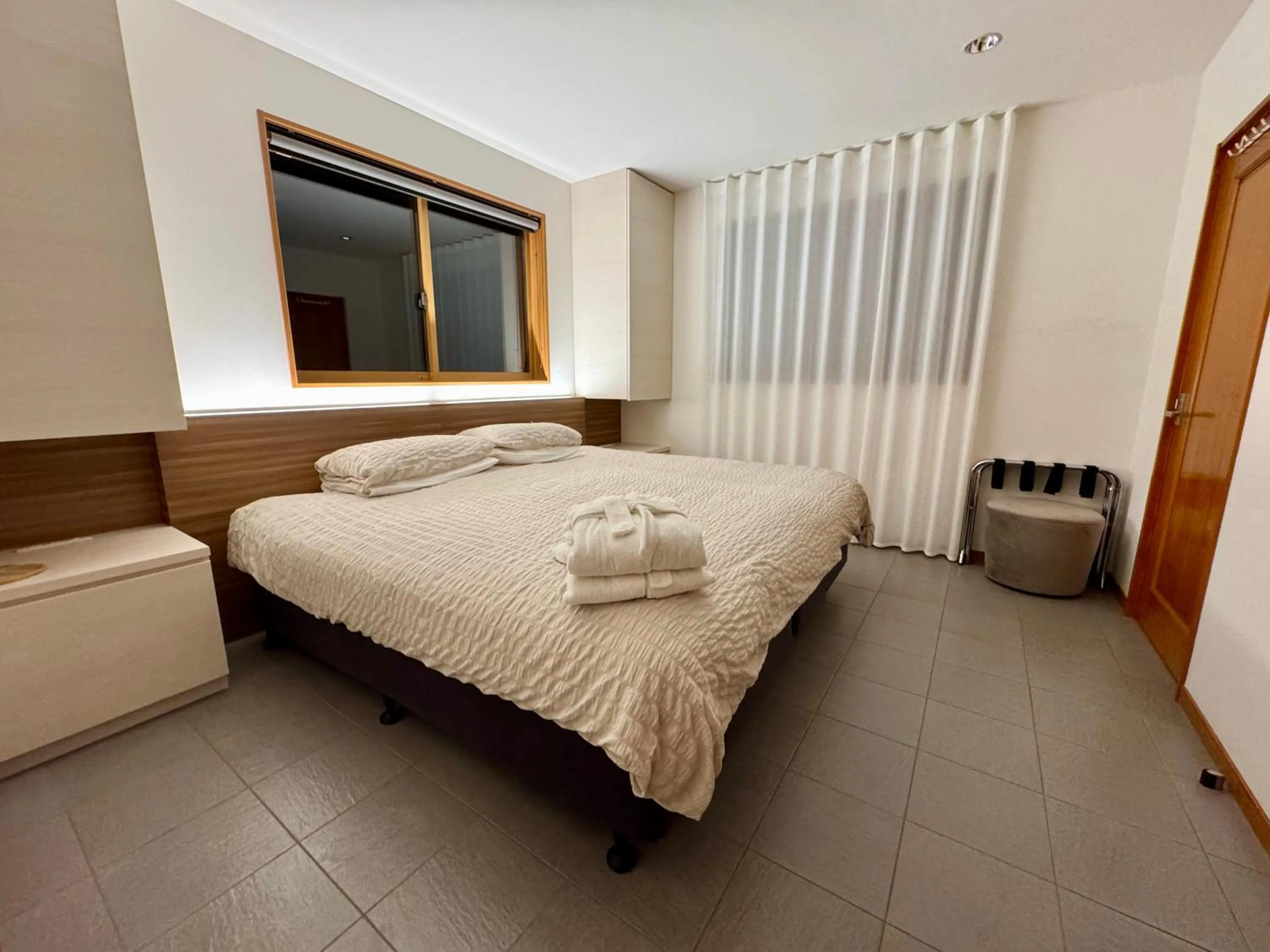 Bathroom, Bed in Bears Den Mountain Lodge