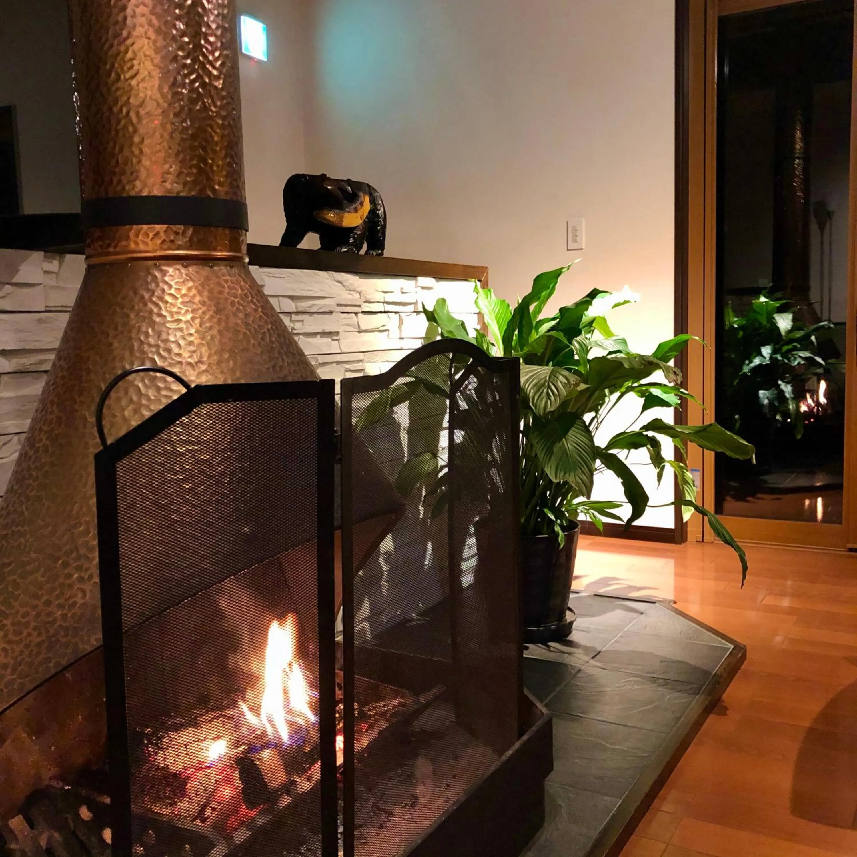 Lounge or bar in Bears Den Mountain Lodge