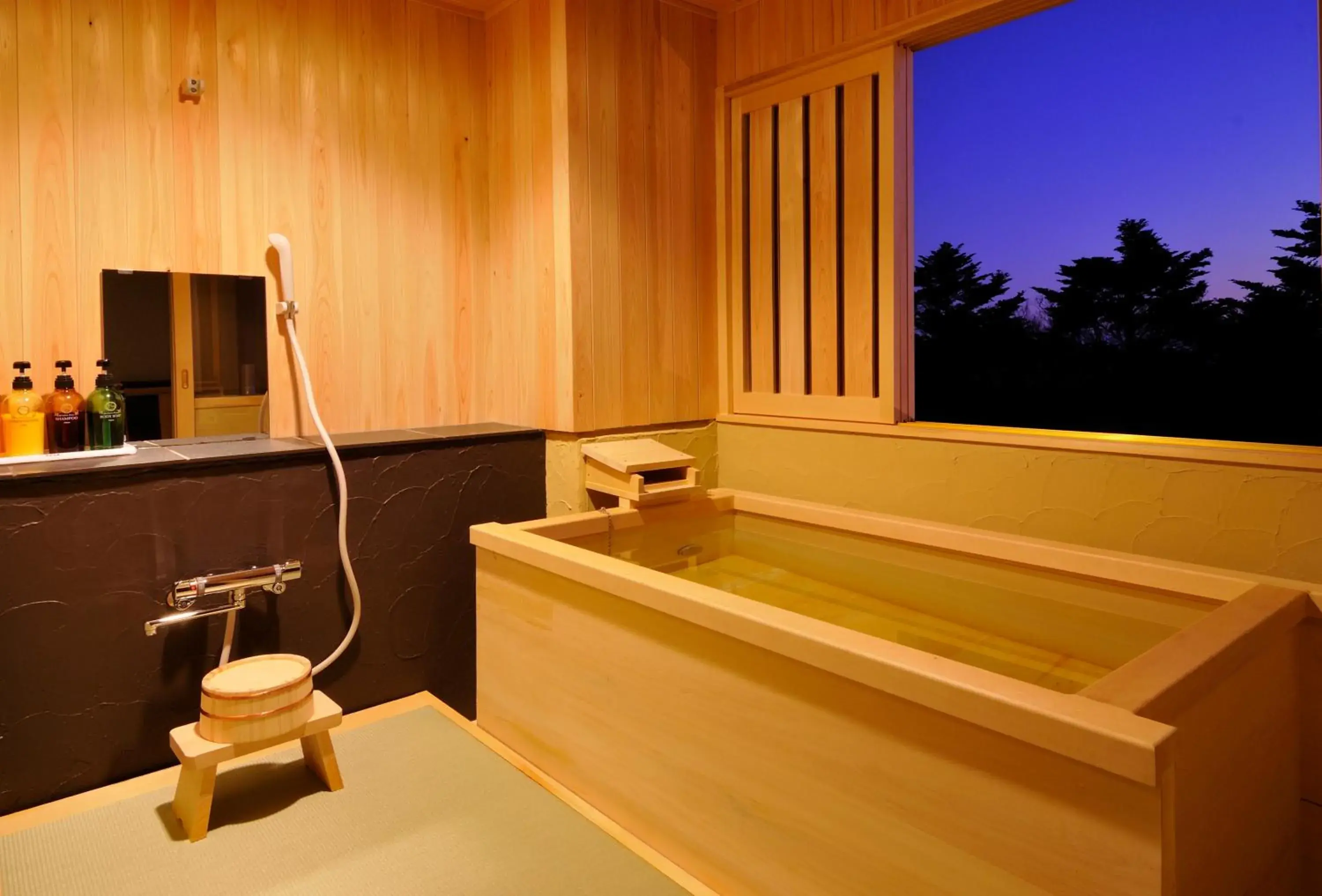 Quadruple Room with Private Bathroom in 伊豆高原の隠れ宿Syuhari守破離 Quadruple Room with Private Bathroom in 伊豆高原の隠れ宿Syuhari守破離