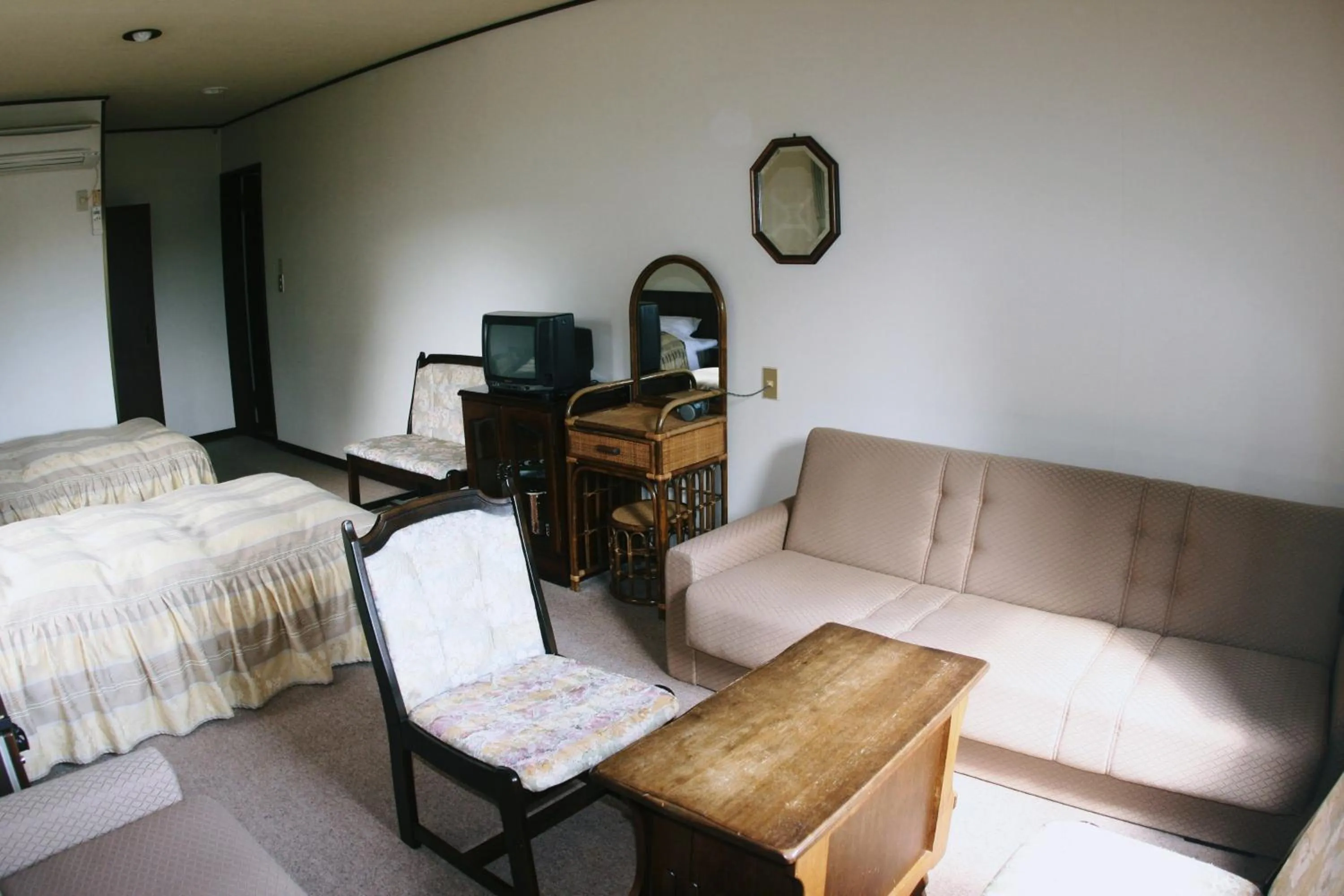 Photo of the whole room, Bed in Pension Totem Pole