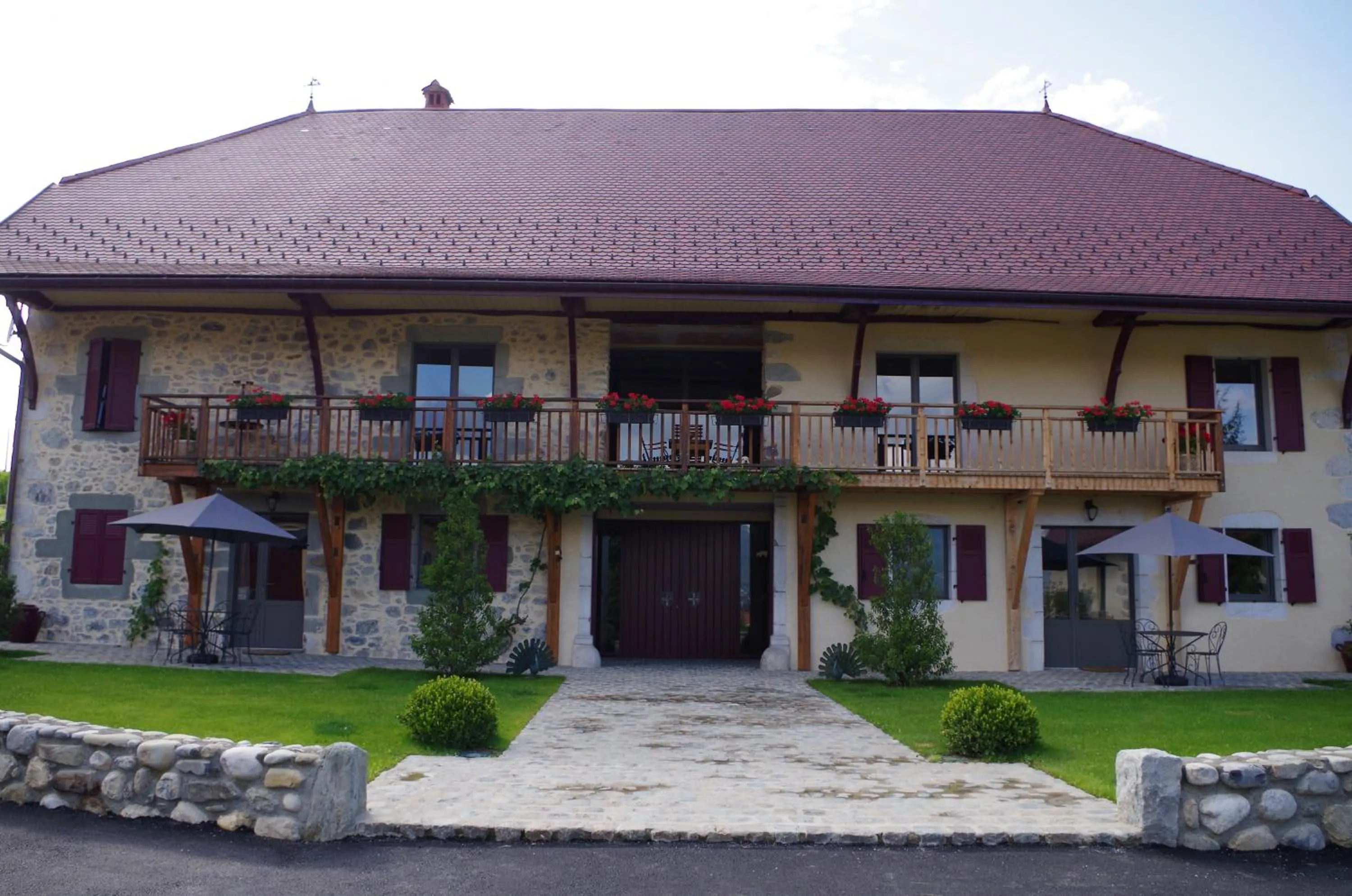 Facade/entrance in Le Paon Bleu Annecy Poisy