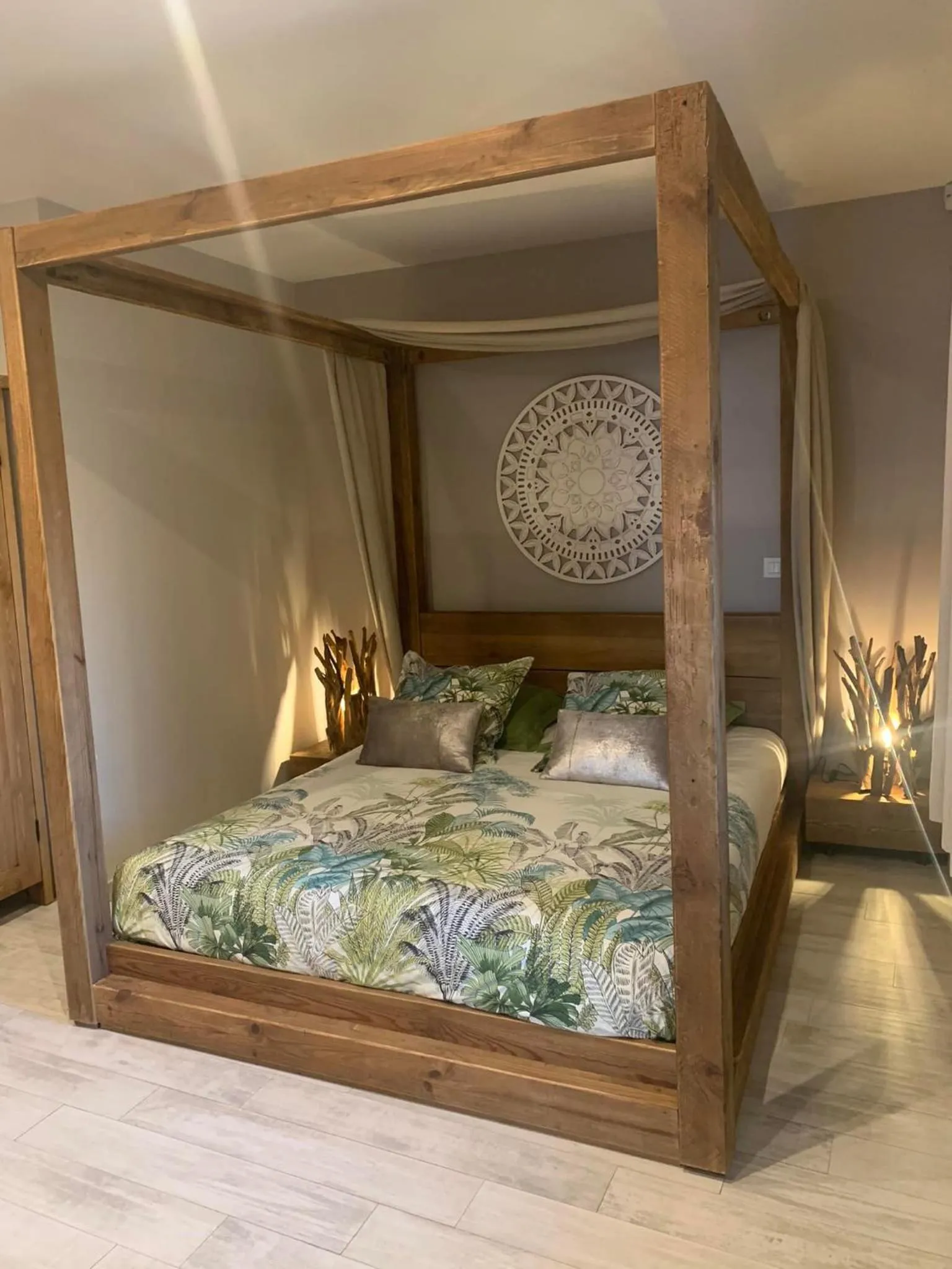 Bedroom, Bed in Le Paon Bleu Annecy Poisy