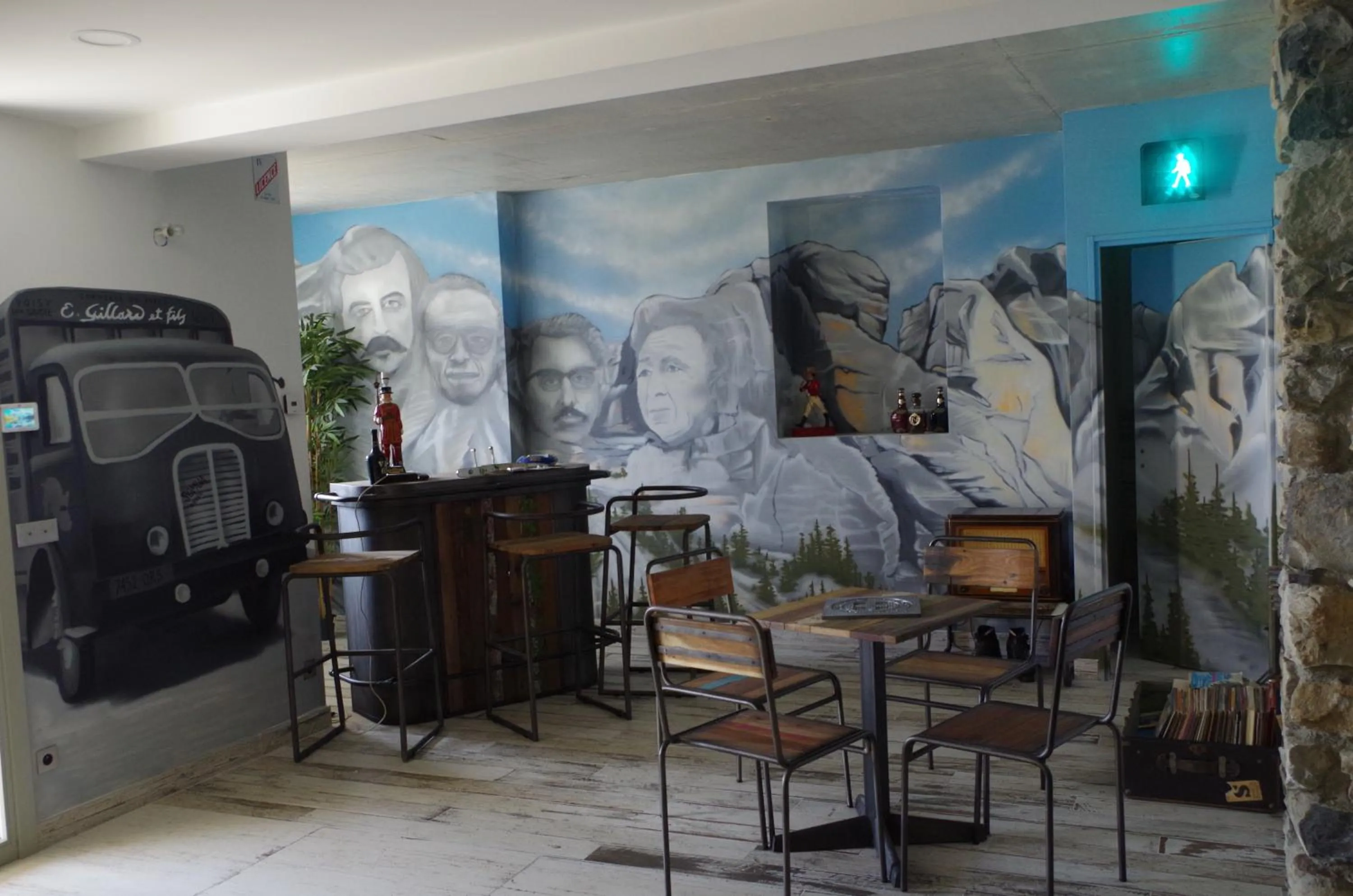 Decorative detail in Le Paon Bleu Annecy Poisy