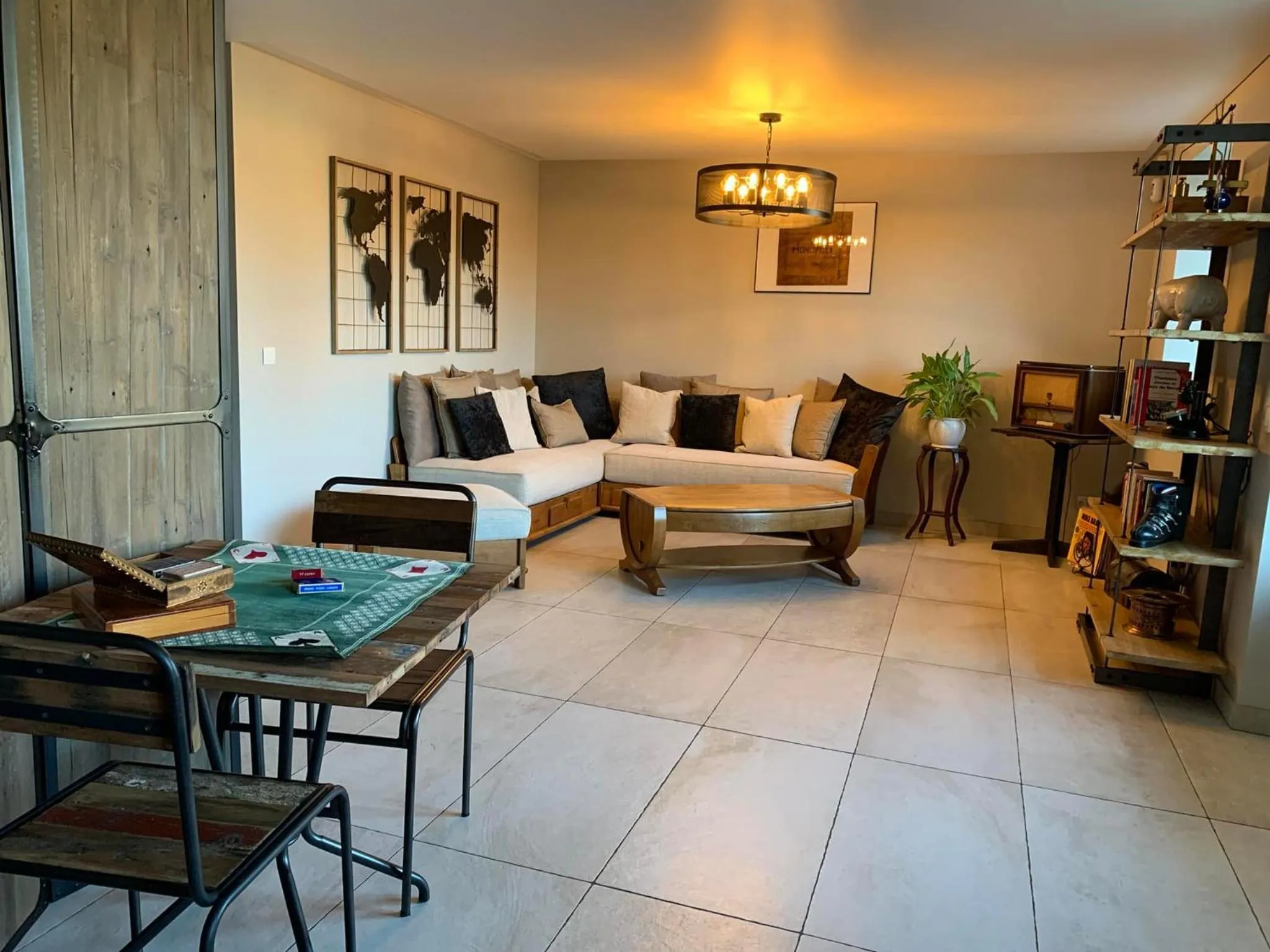 Library, Bed in Le Paon Bleu Annecy Poisy