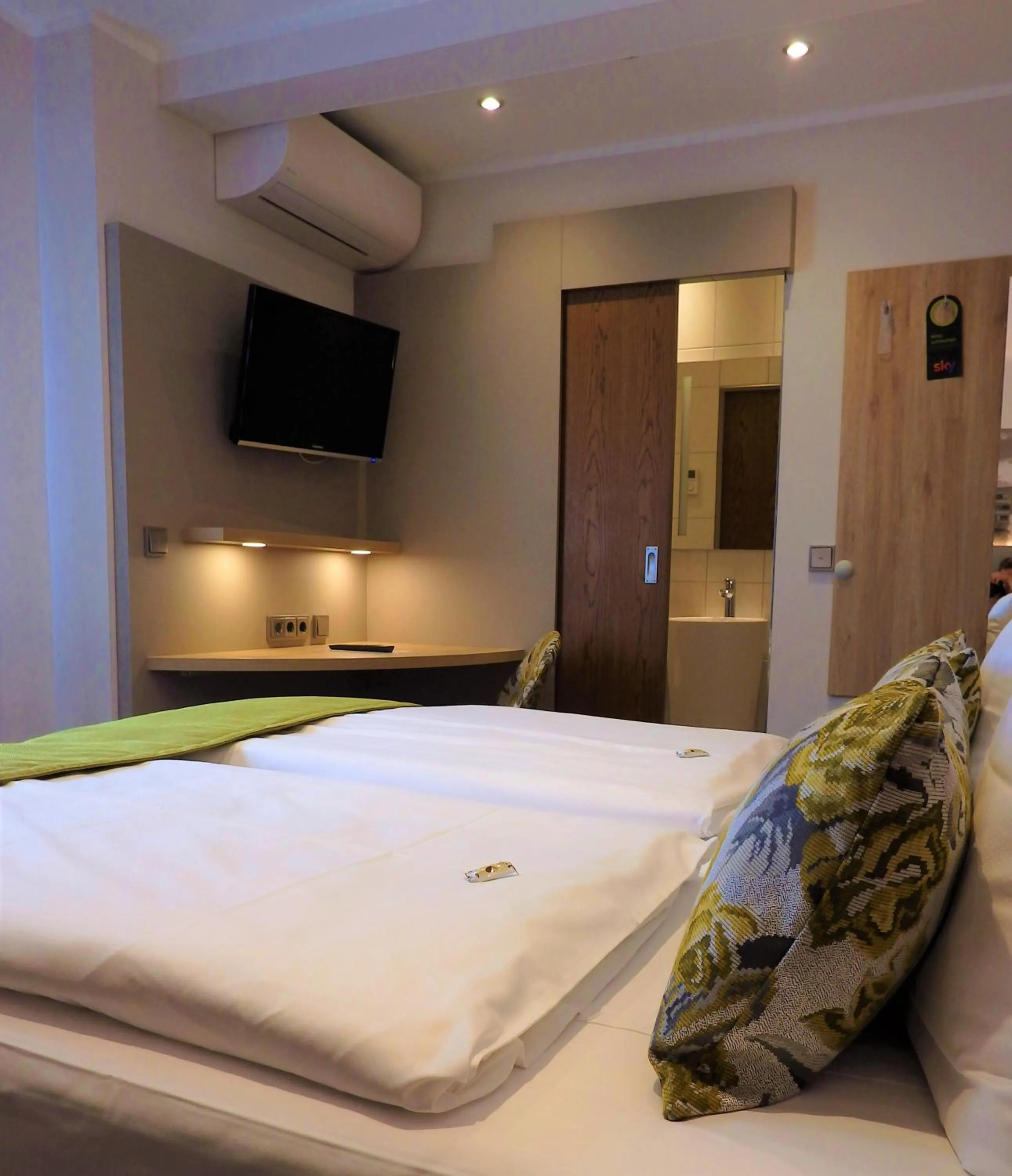 Photo of the whole room, Bed in Hotel Rose