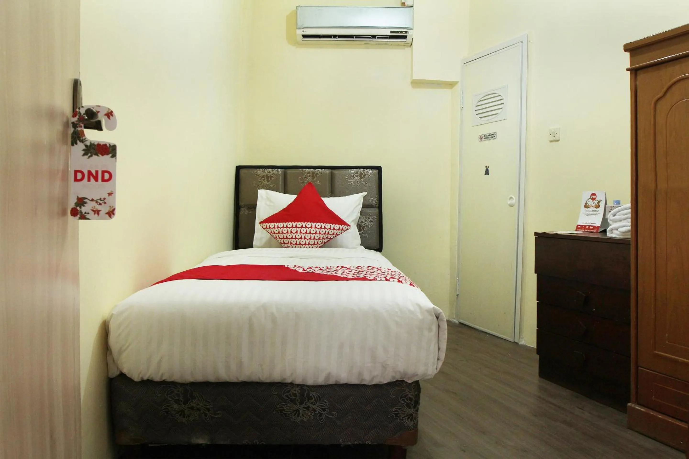 Bedroom in OYO 146 Menteng Residence