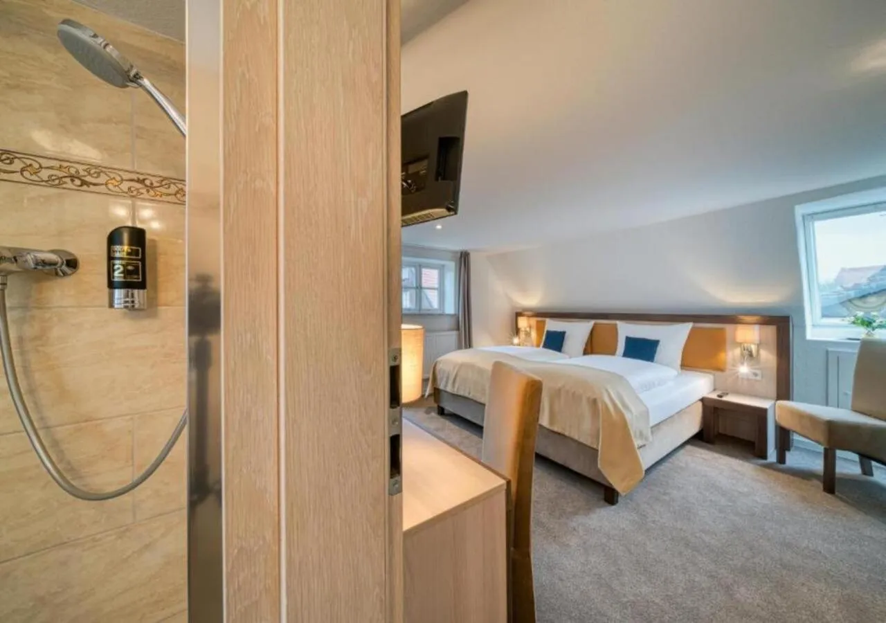 Shower, Bed in Hotel Am Fischmarkt