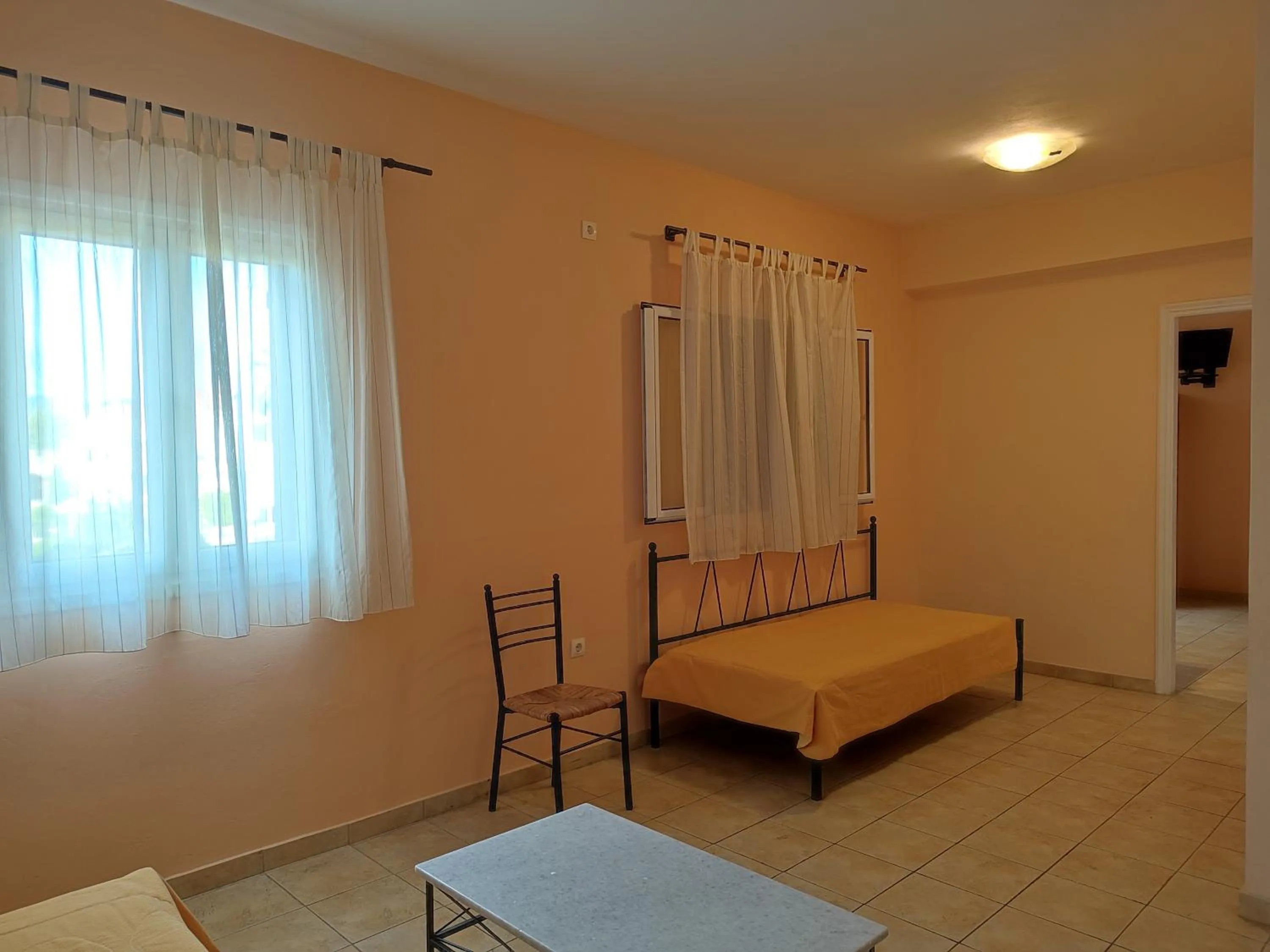 Photo of the whole room, Bed in Elanthi Village Apartments