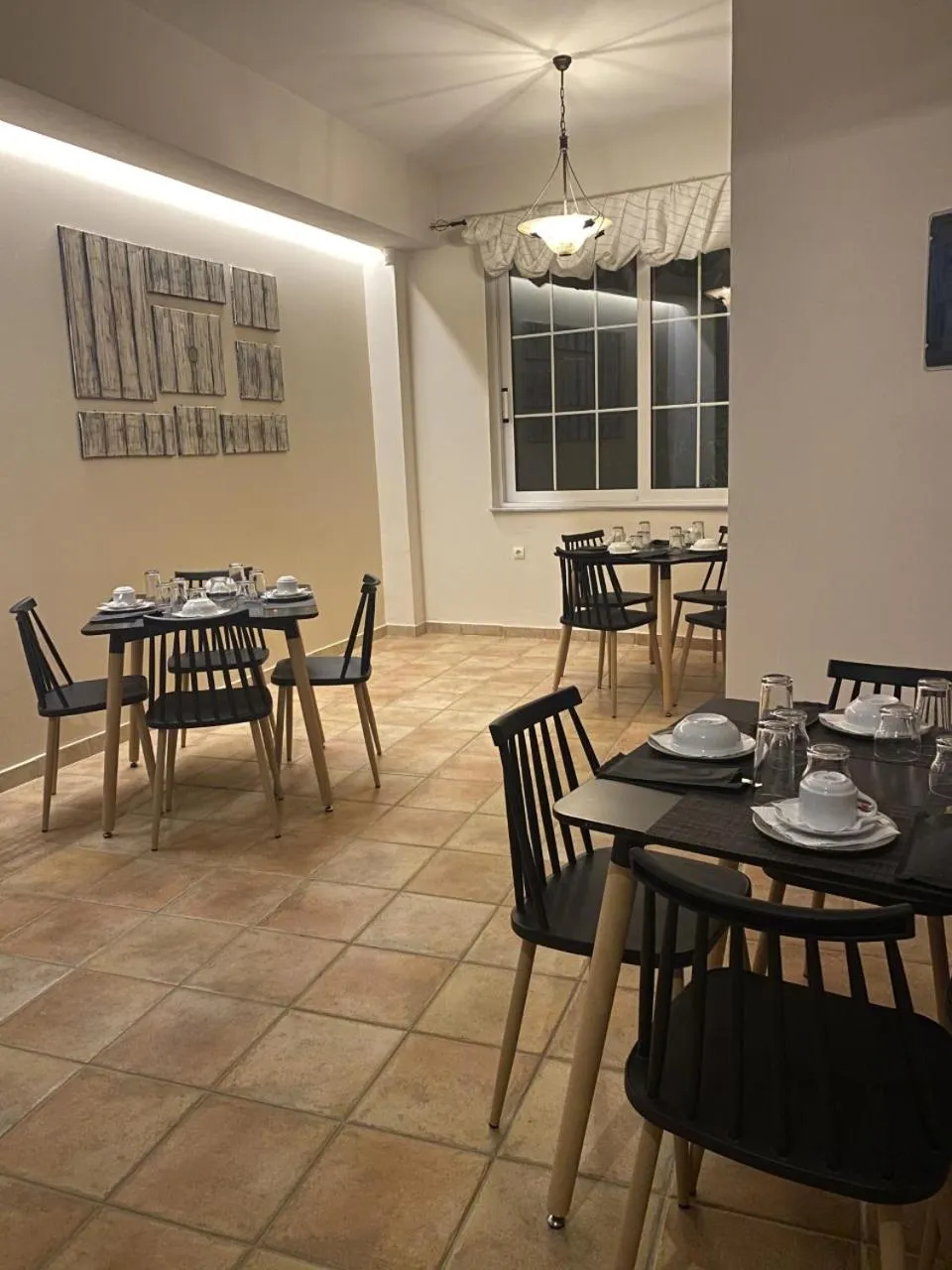 Dining area in Elanthi Village Apartments
