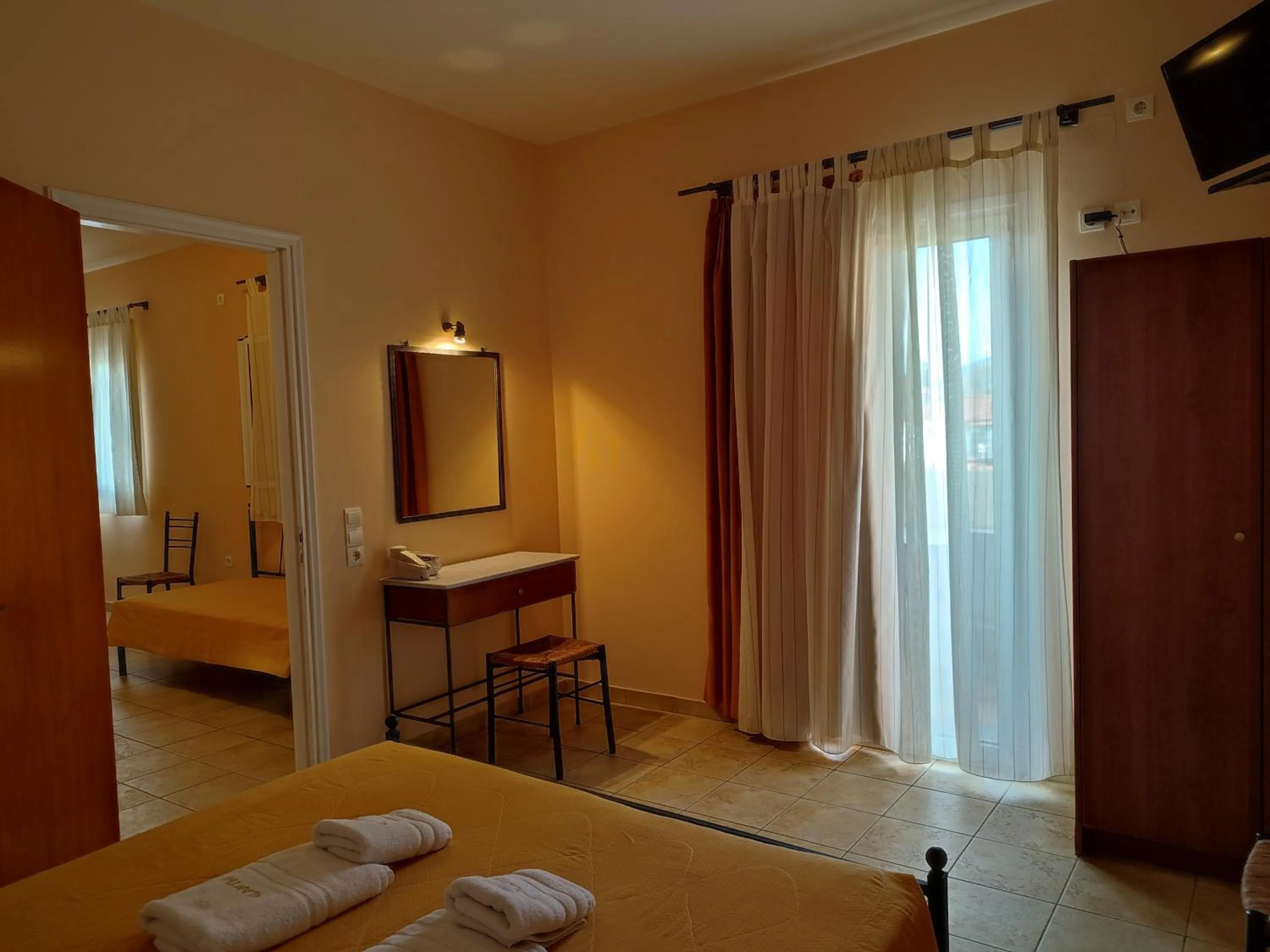 Photo of the whole room, Bed in Elanthi Village Apartments