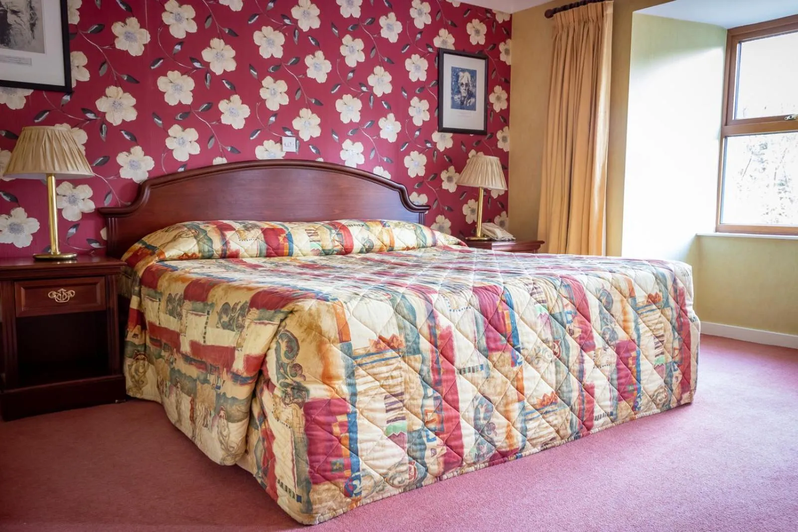 Bedroom, Bed in Lynhams Hotel