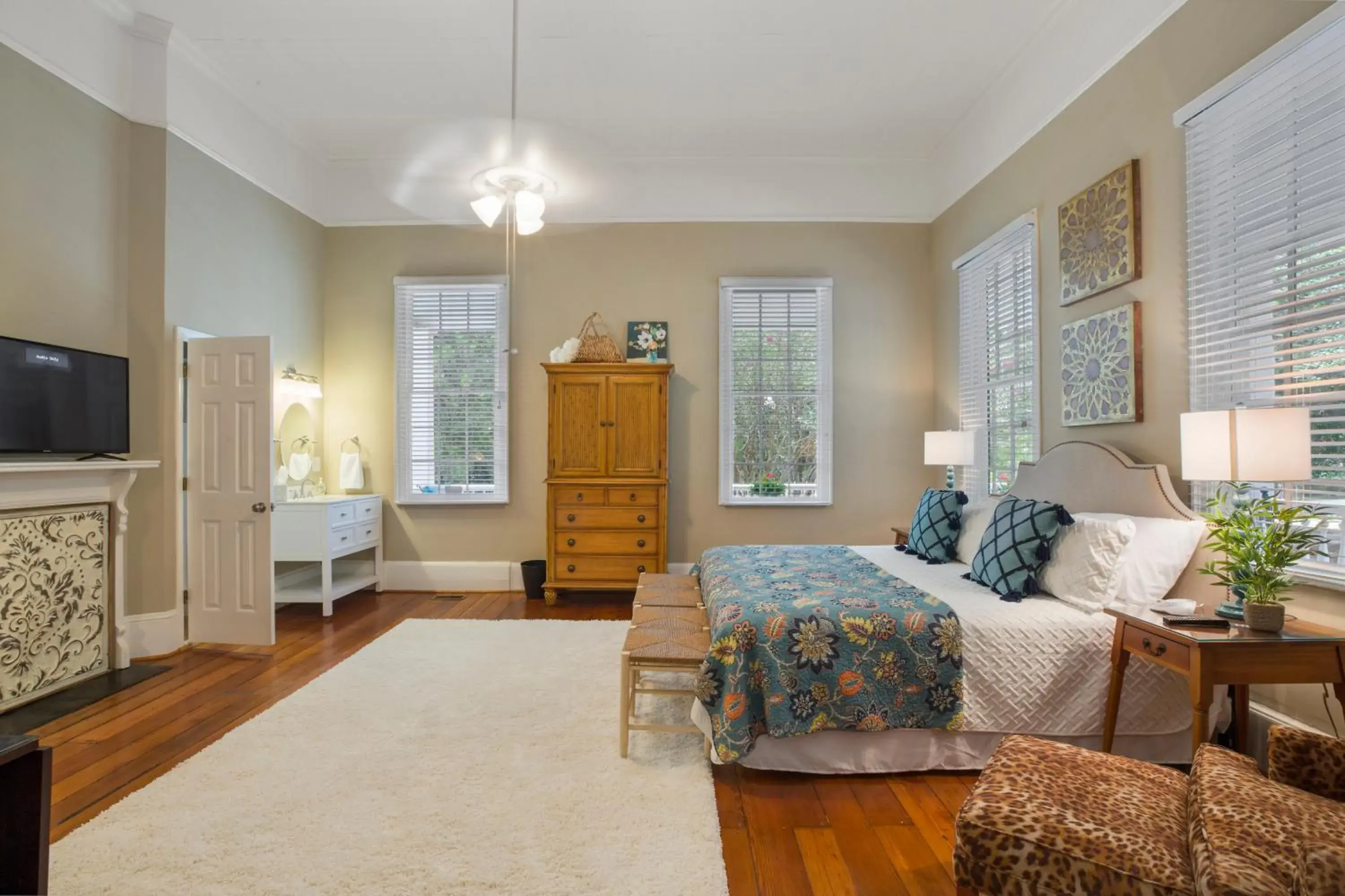 Deluxe King Suite in Liberty Hall Bed and Breakfast Deluxe King Suite in Liberty Hall Bed and Breakfast