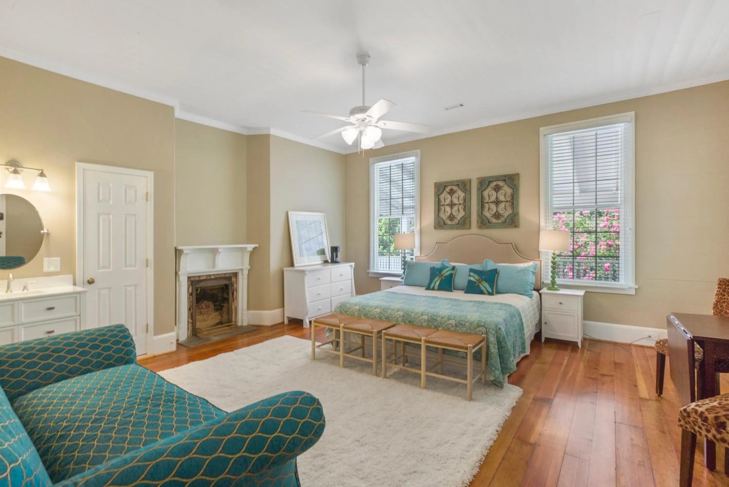 Living room, Bed in Liberty Hall Bed and Breakfast