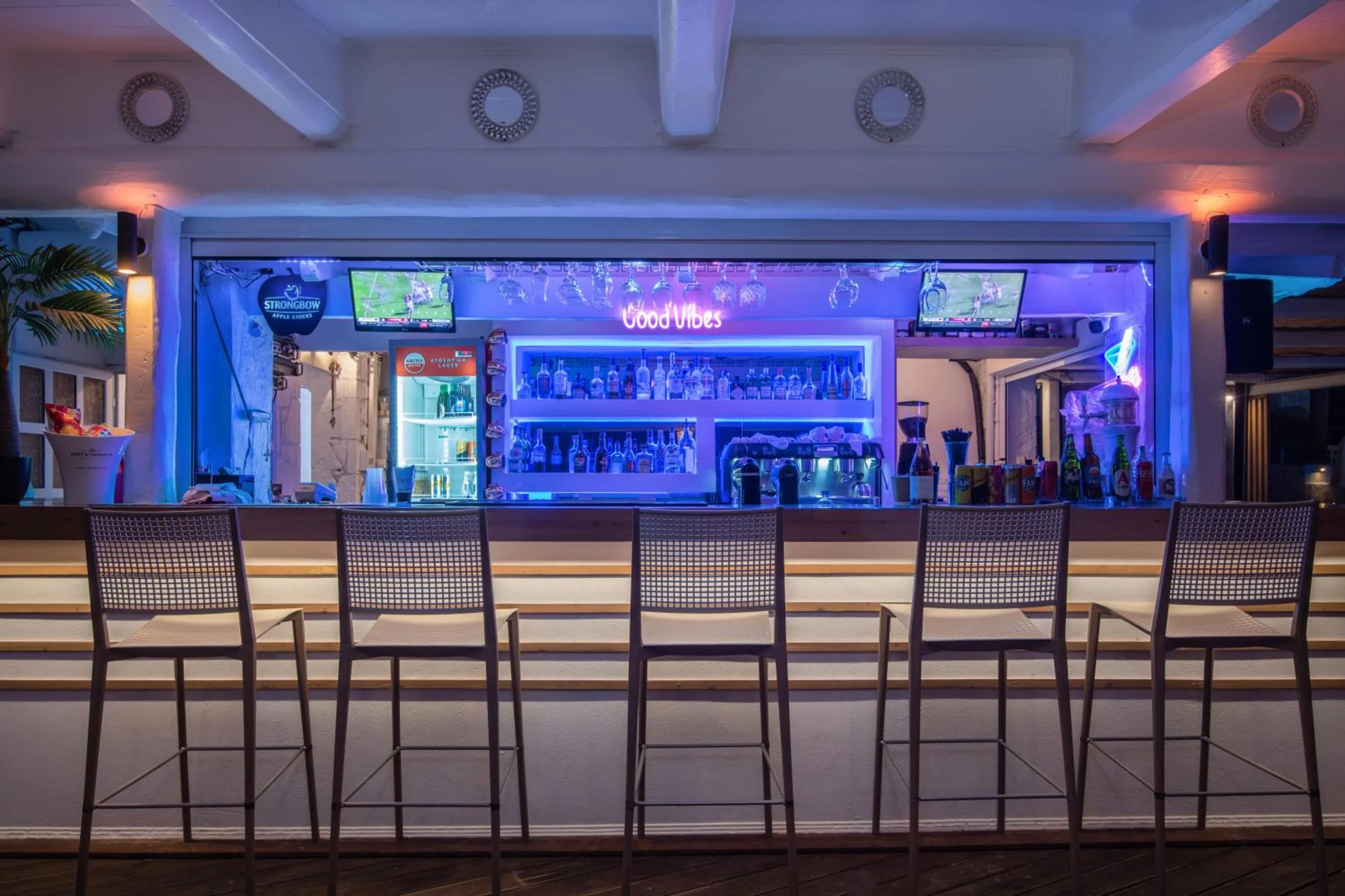 Food and drinks in Crystal Beach Hotel