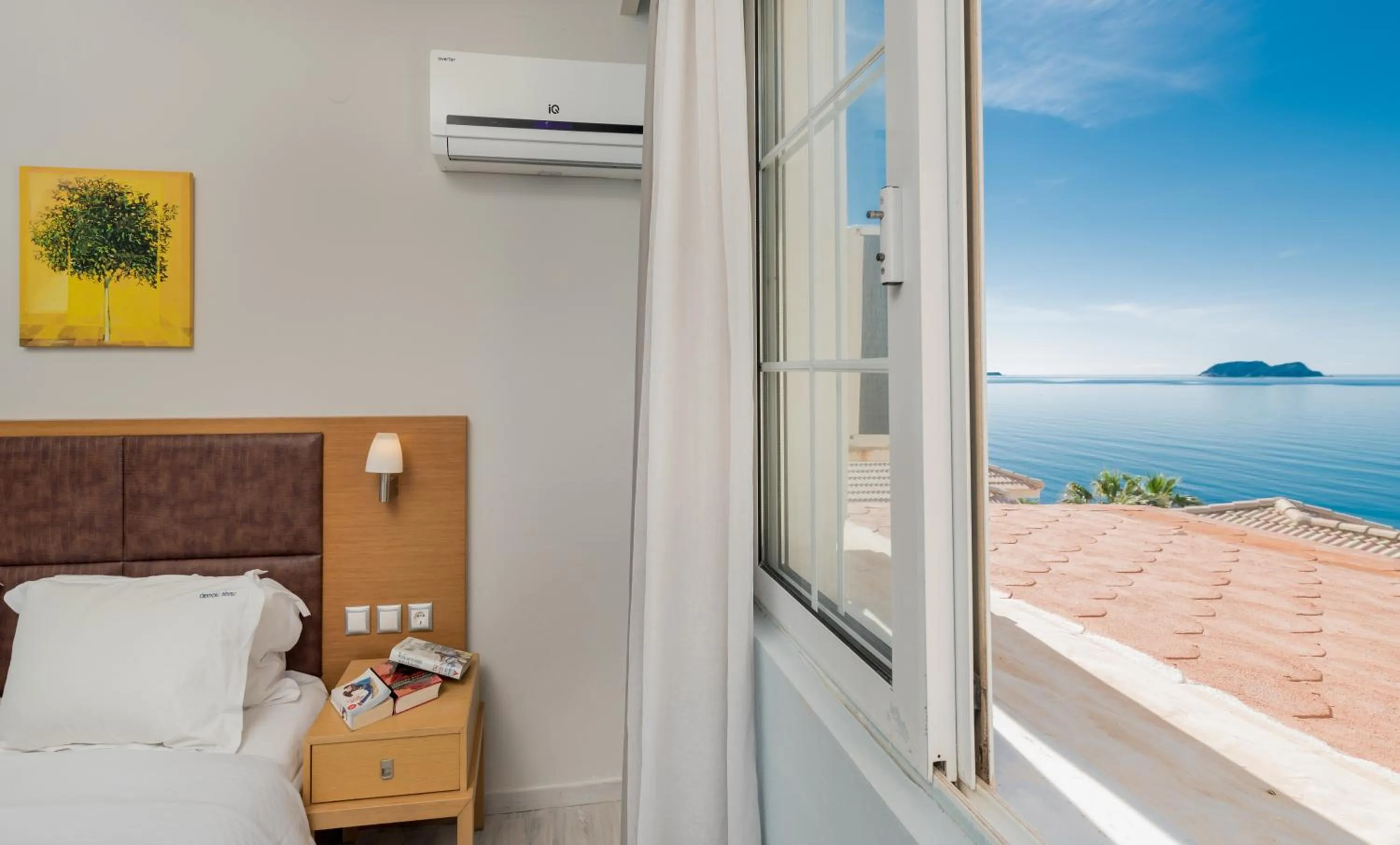 Sea view, Bed in Crystal Beach Hotel