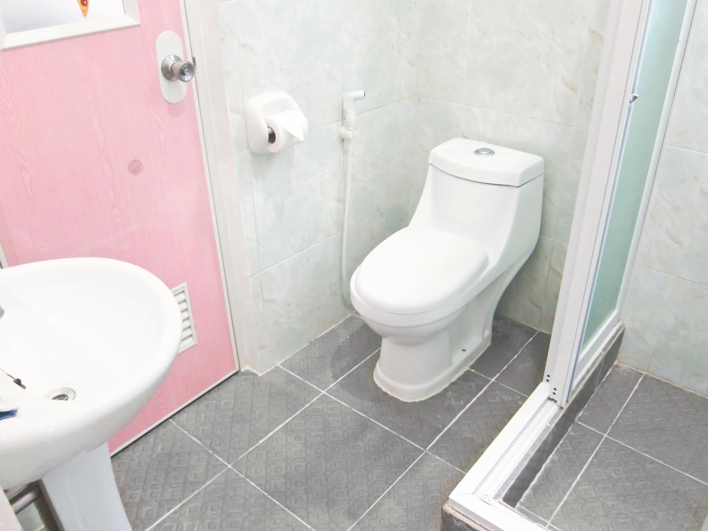 Toilet in SMAK's Hotel