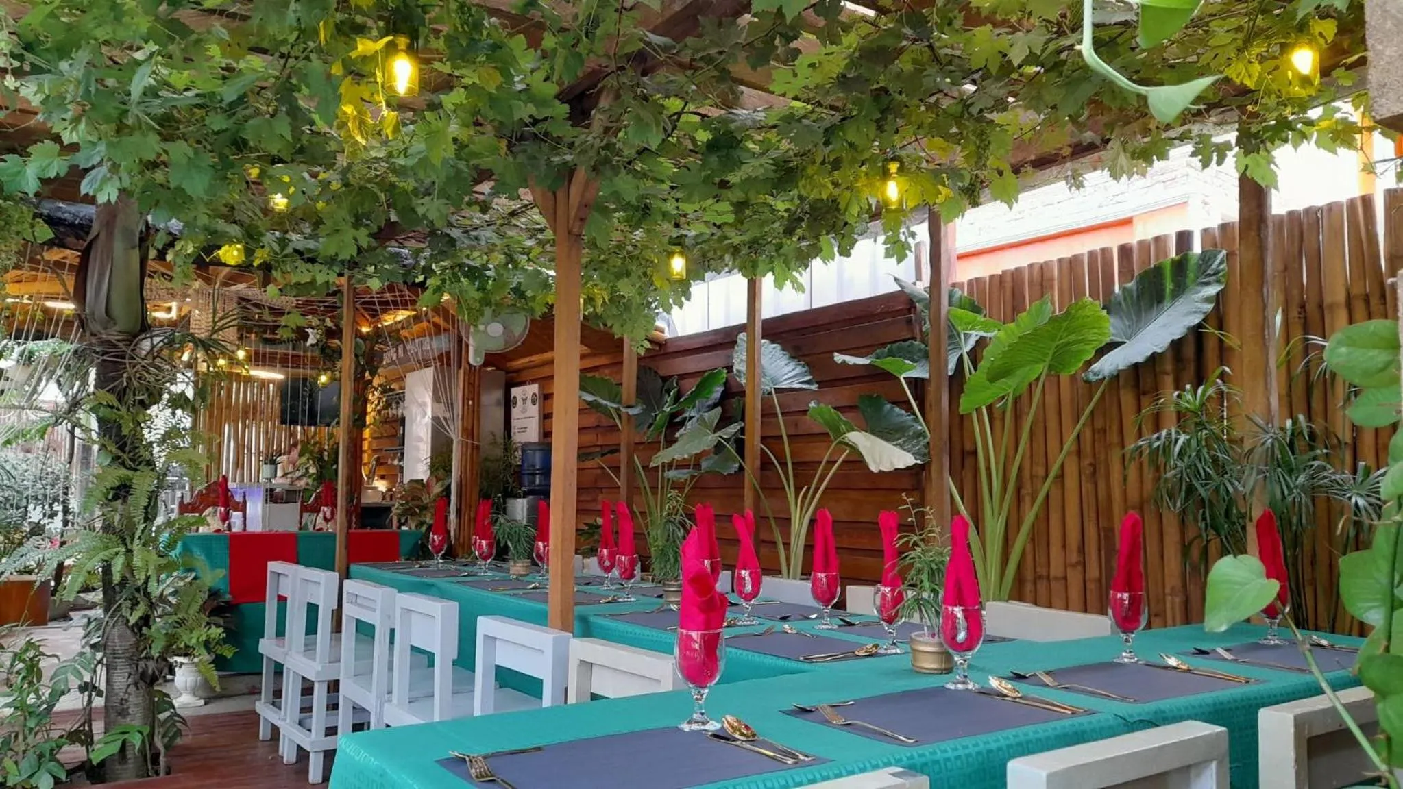 Restaurant/places to eat in SMAK's Hotel