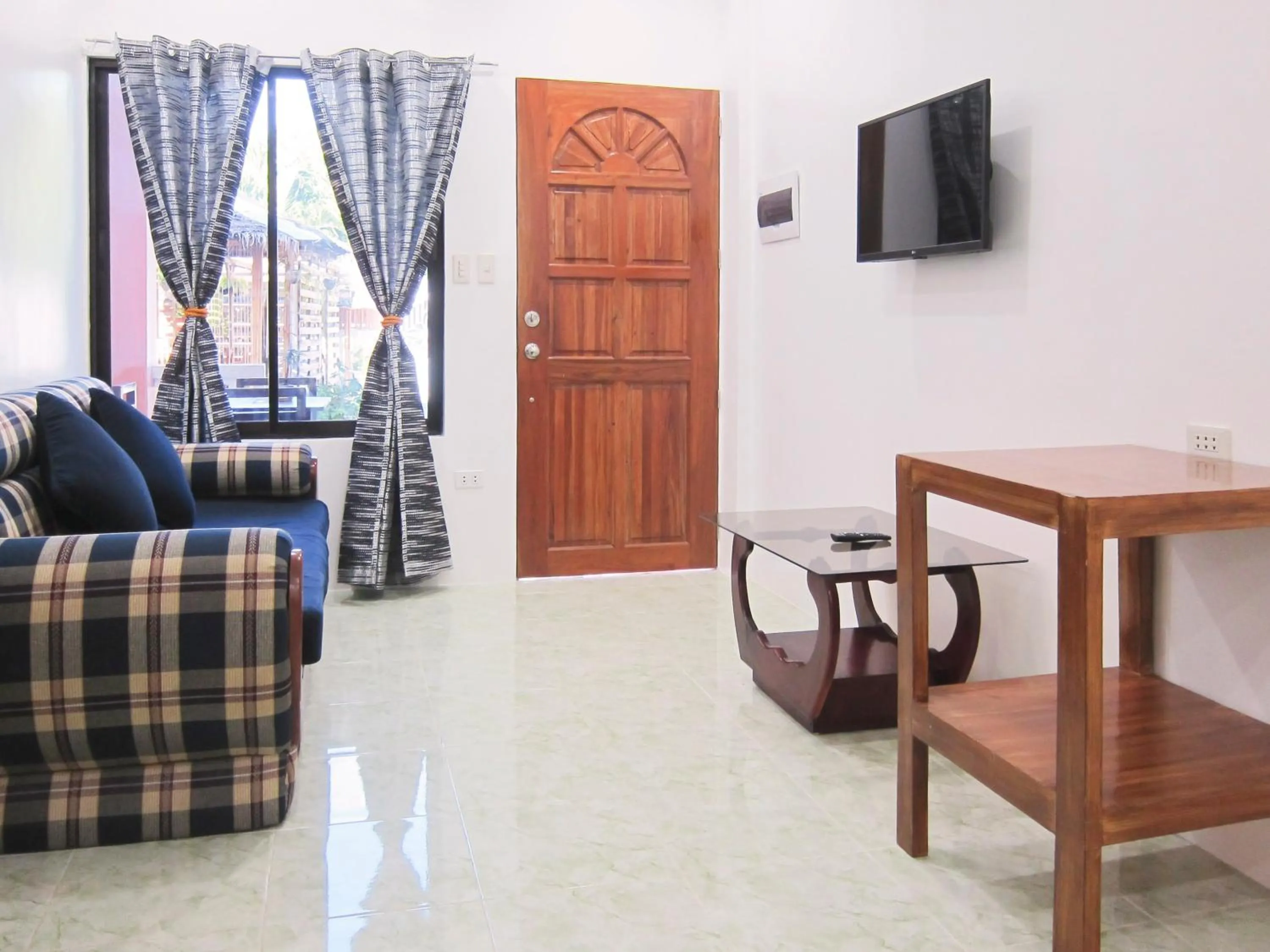 Communal lounge/ TV room in SMAK's Hotel