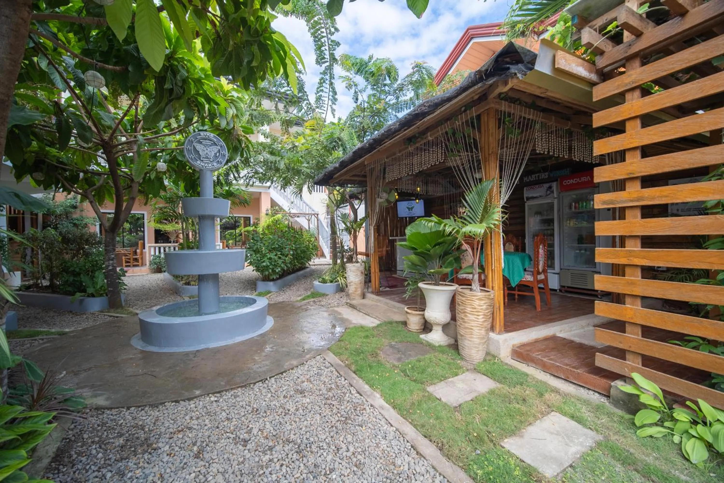 Restaurant/places to eat in SMAK's Hotel