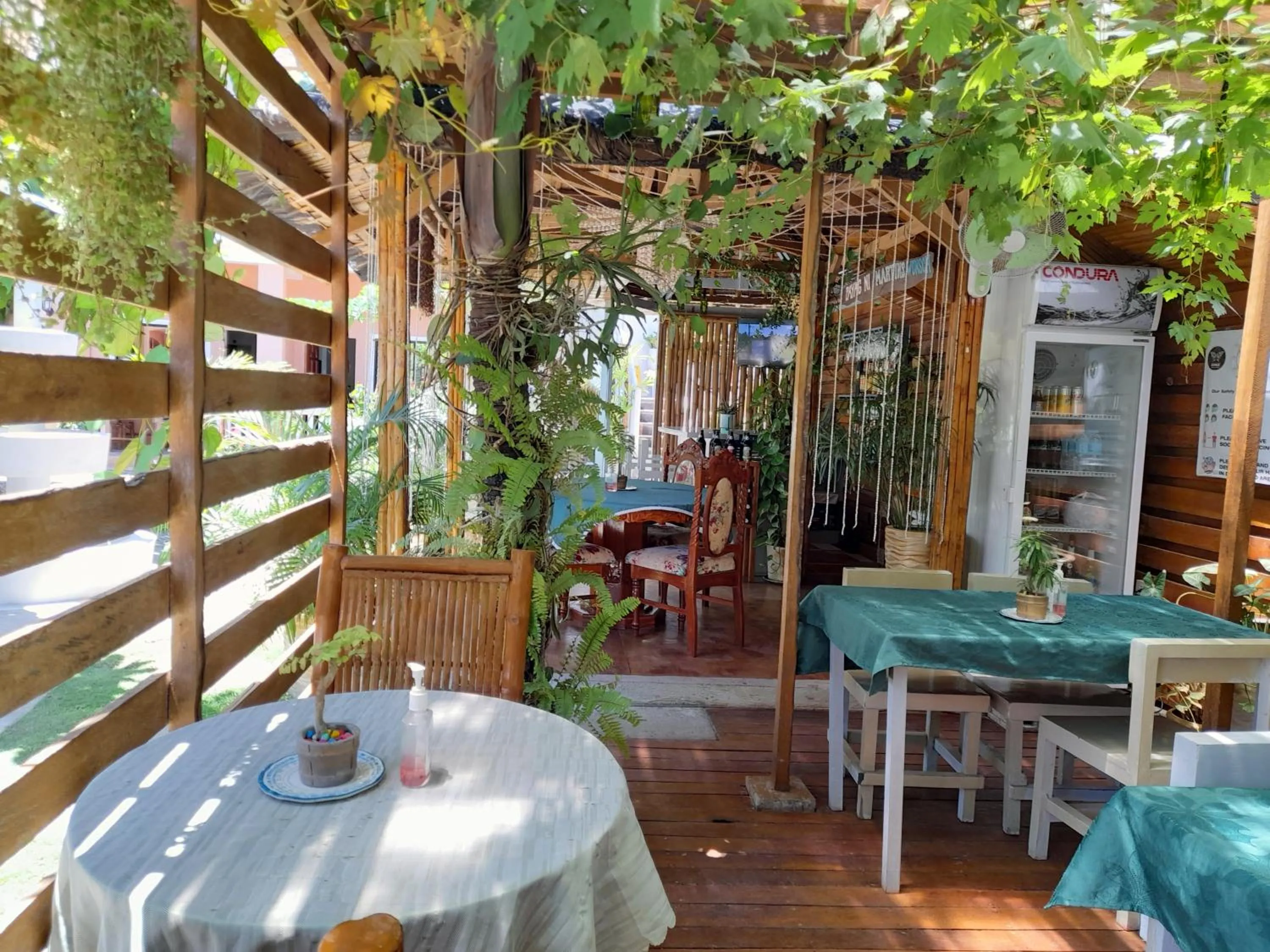 Restaurant/places to eat in SMAK's Hotel