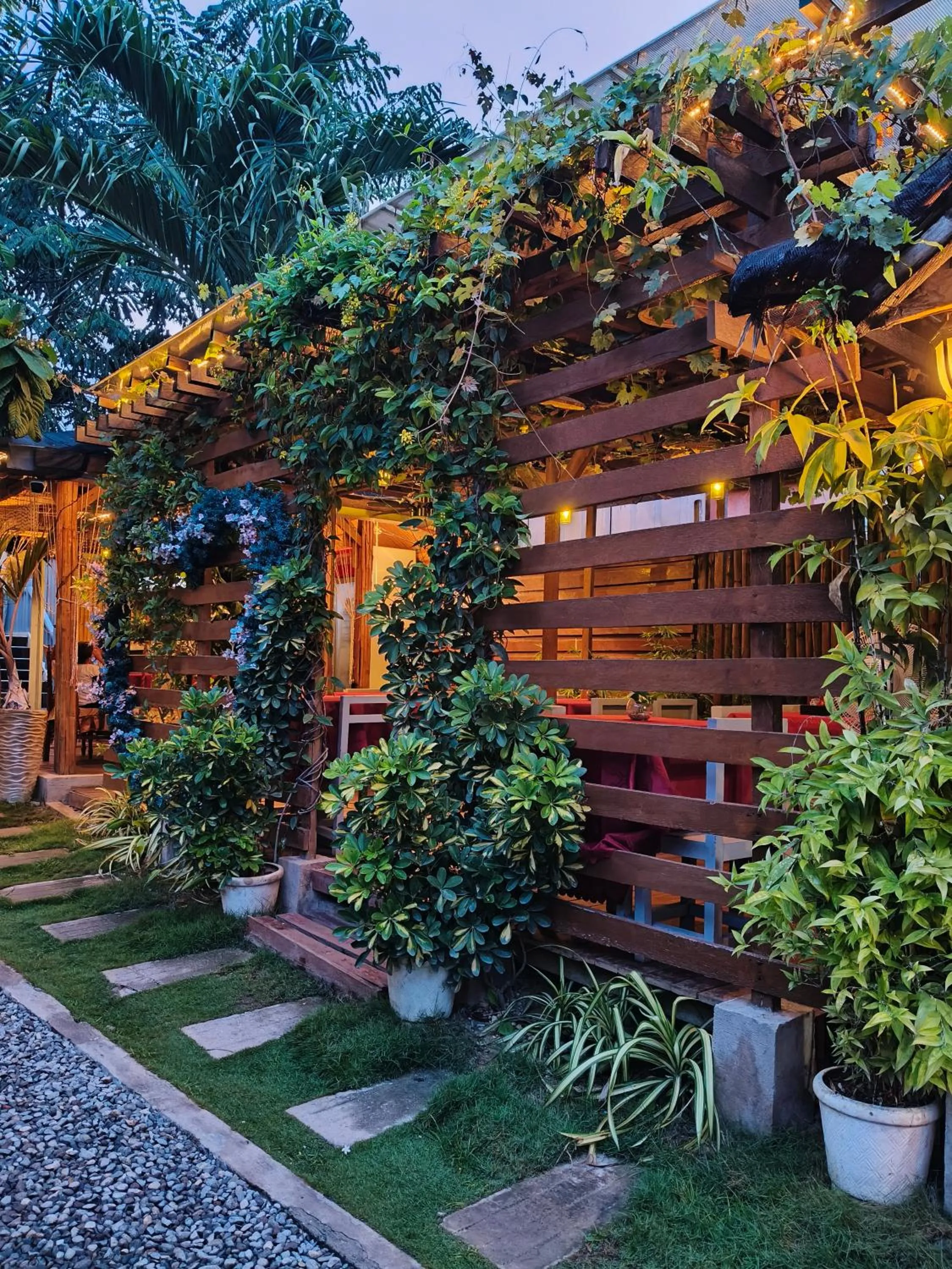 Restaurant/places to eat in SMAK's Hotel