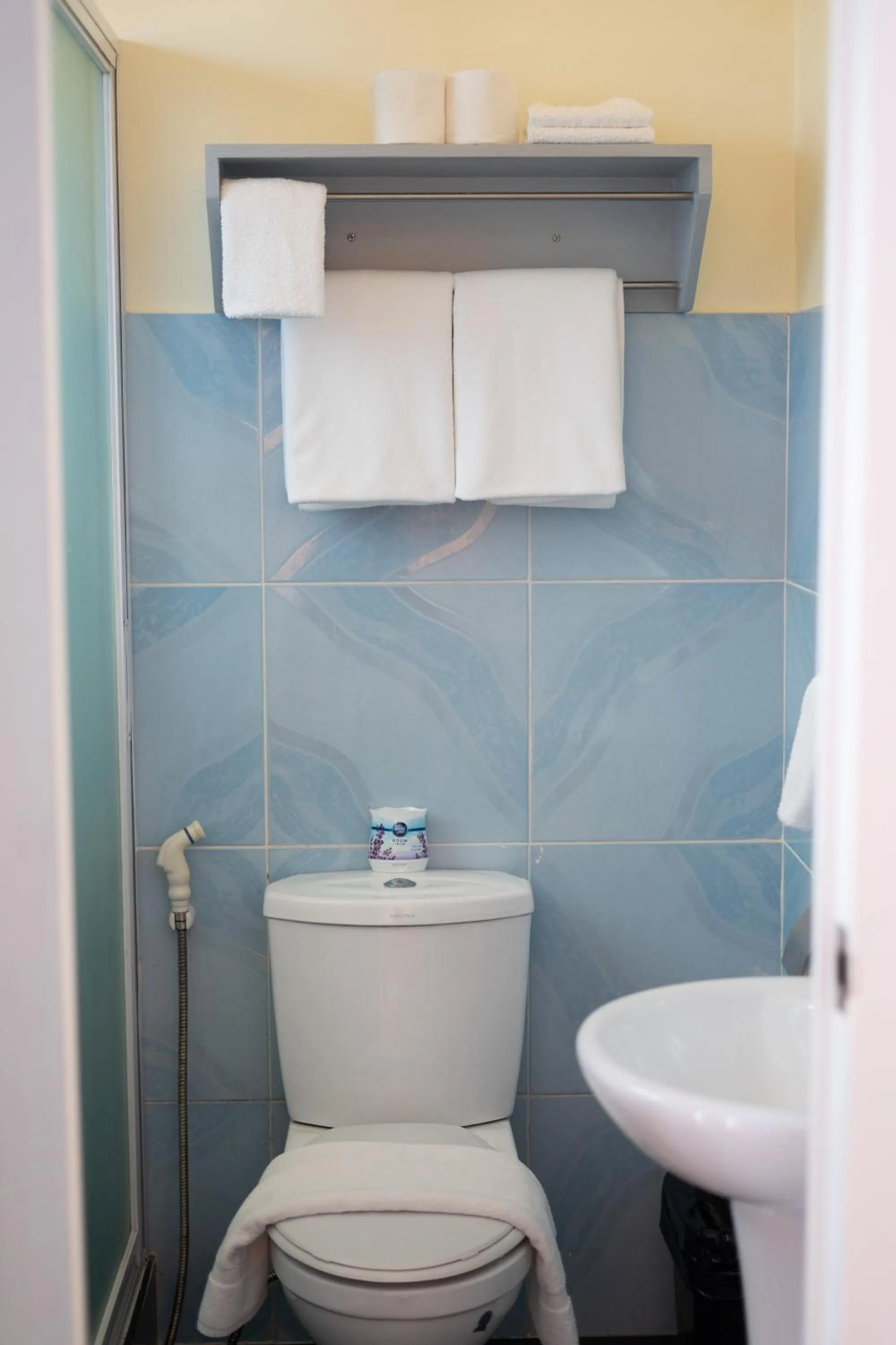 Toilet in SMAK's Hotel