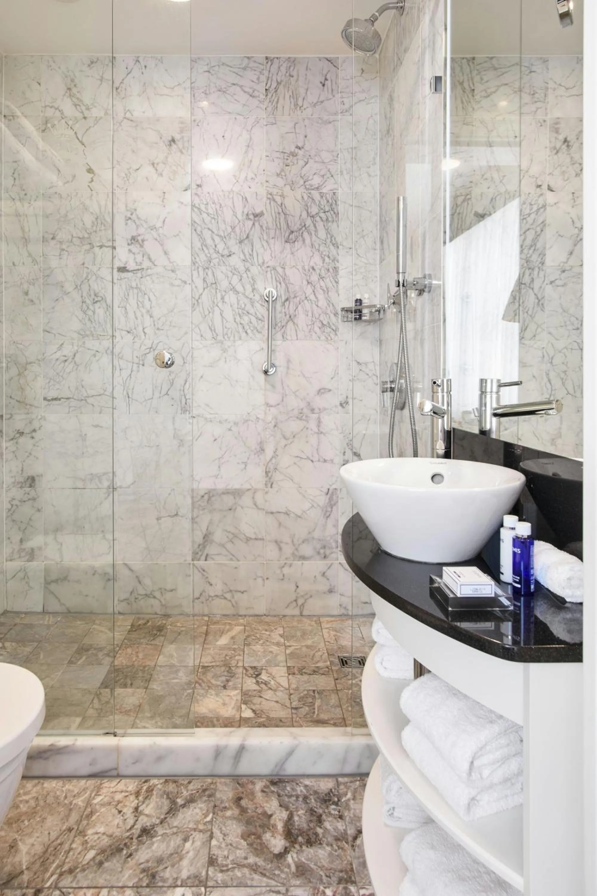 Bathroom in The Shelbourne, Autograph Collection