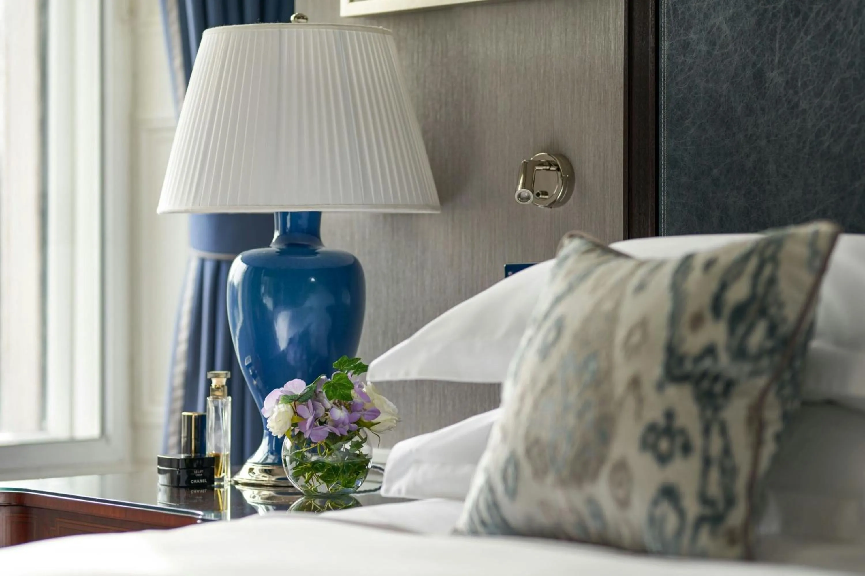 Photo of the whole room, Bed in The Shelbourne, Autograph Collection