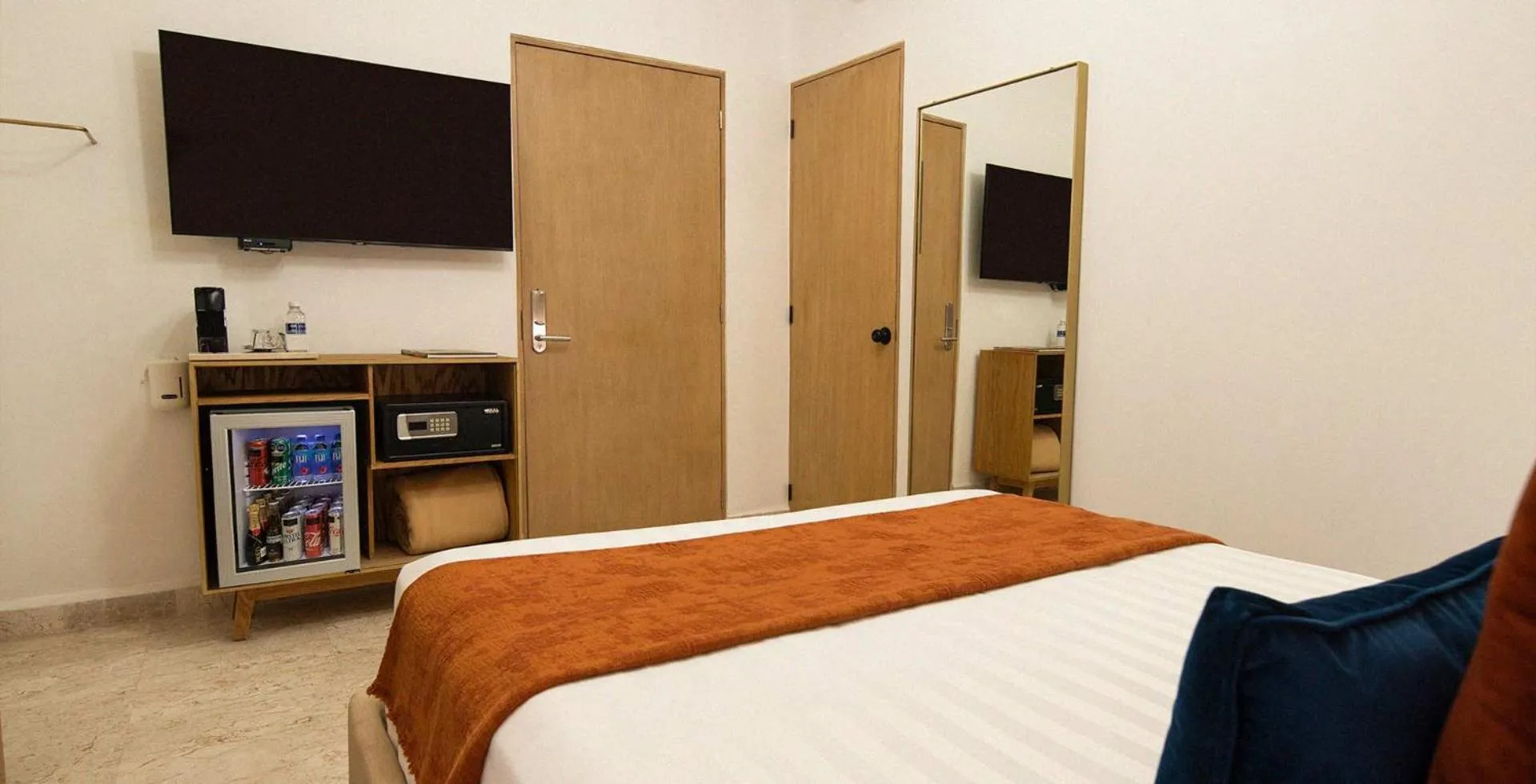 Communal lounge/ TV room, Bed in Hotel Roma 191