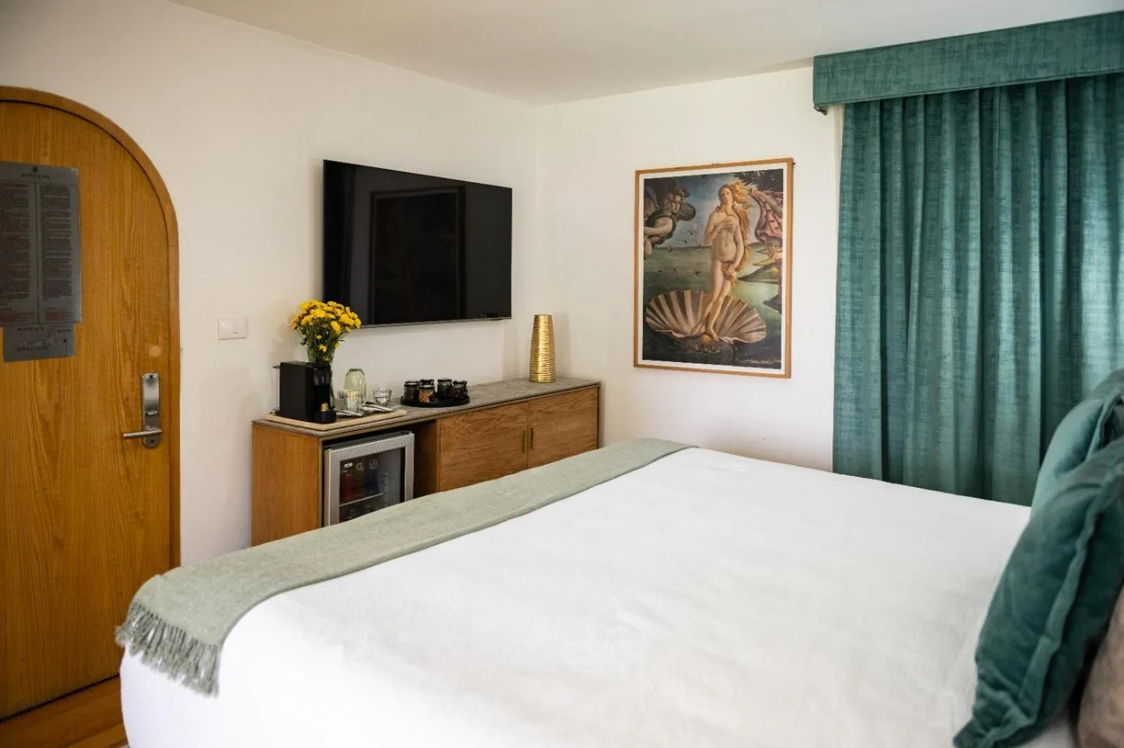 minibar, Bed in Hotel Roma 191