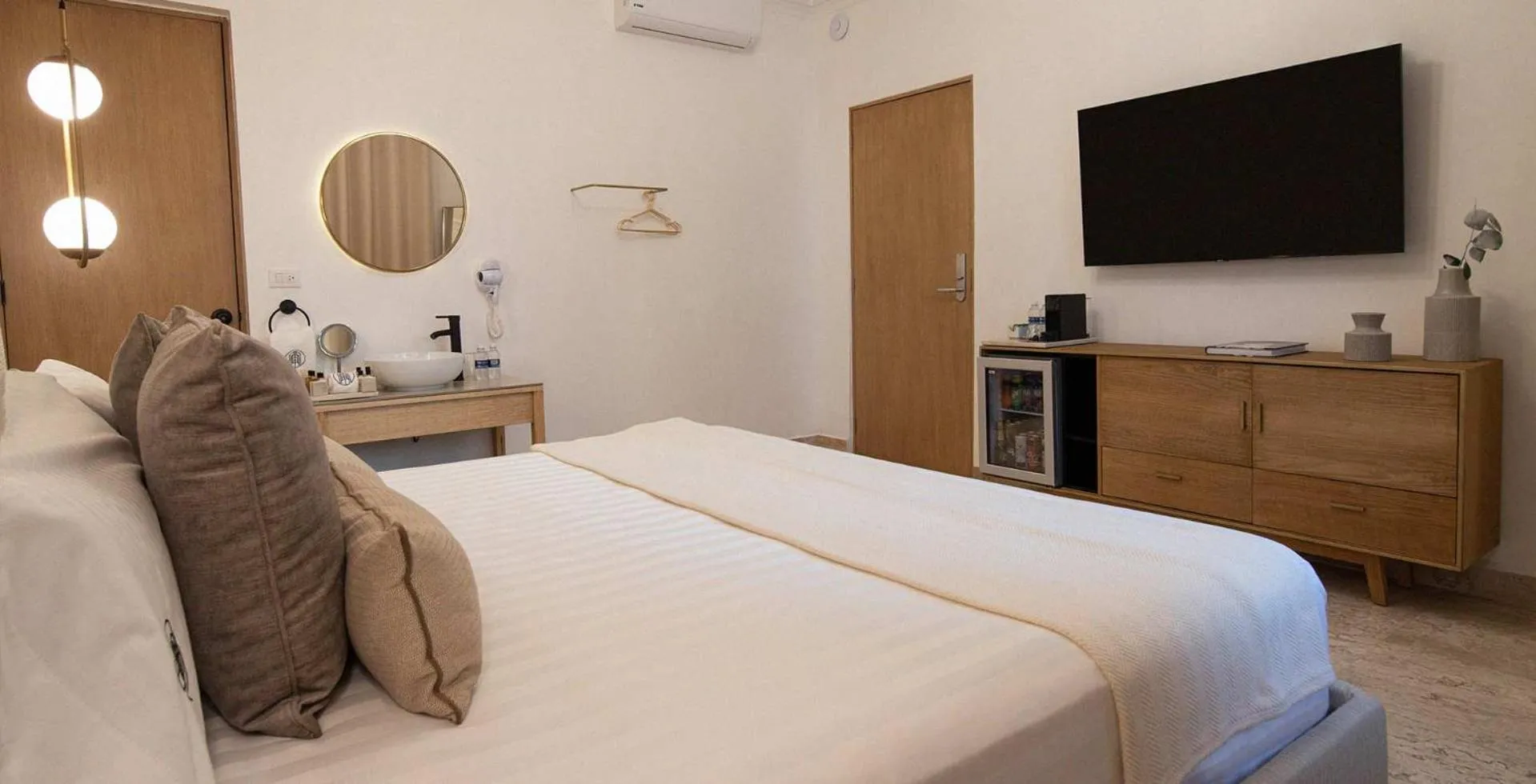 Communal lounge/ TV room, Bed in Hotel Roma 191