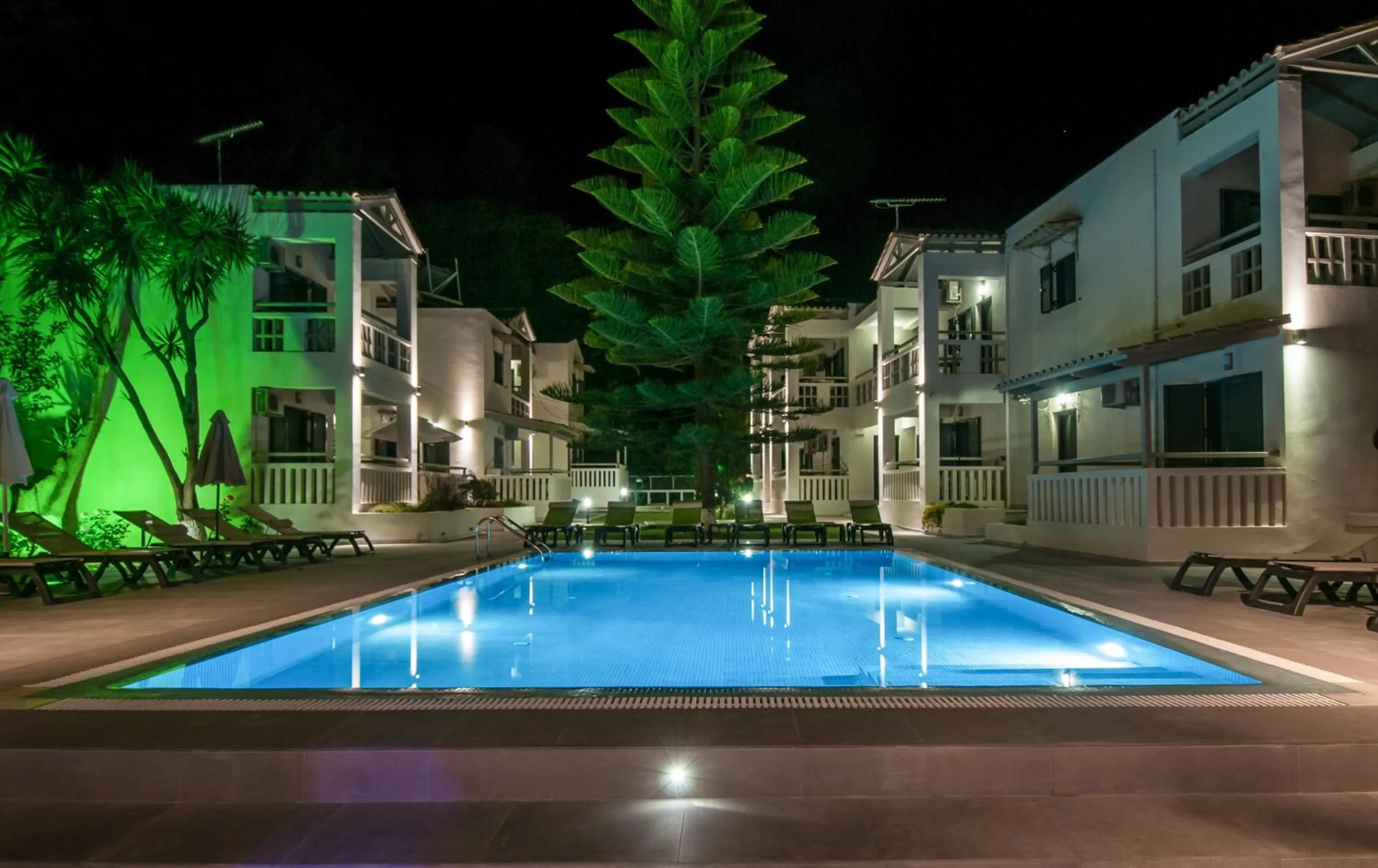 Swimming pool in Trianon Studios
