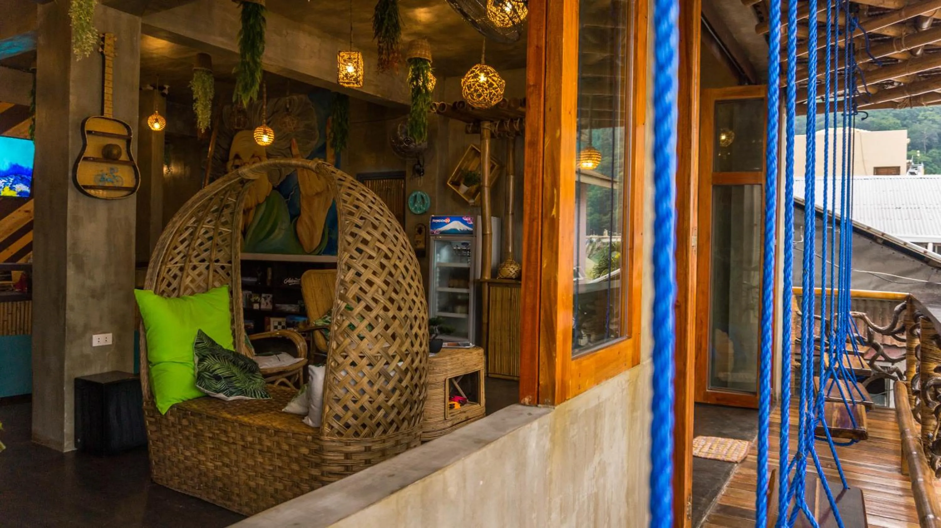 Communal lounge/ TV room in Happiness Hostel El Nido