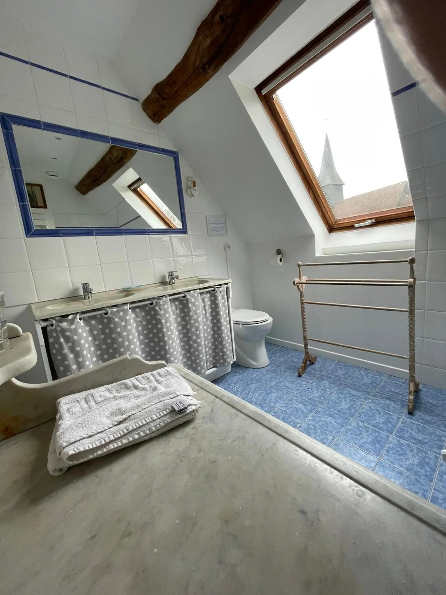 Bathroom, Bed in Gite et Chambres d'Hôtes Clos de Mondetour