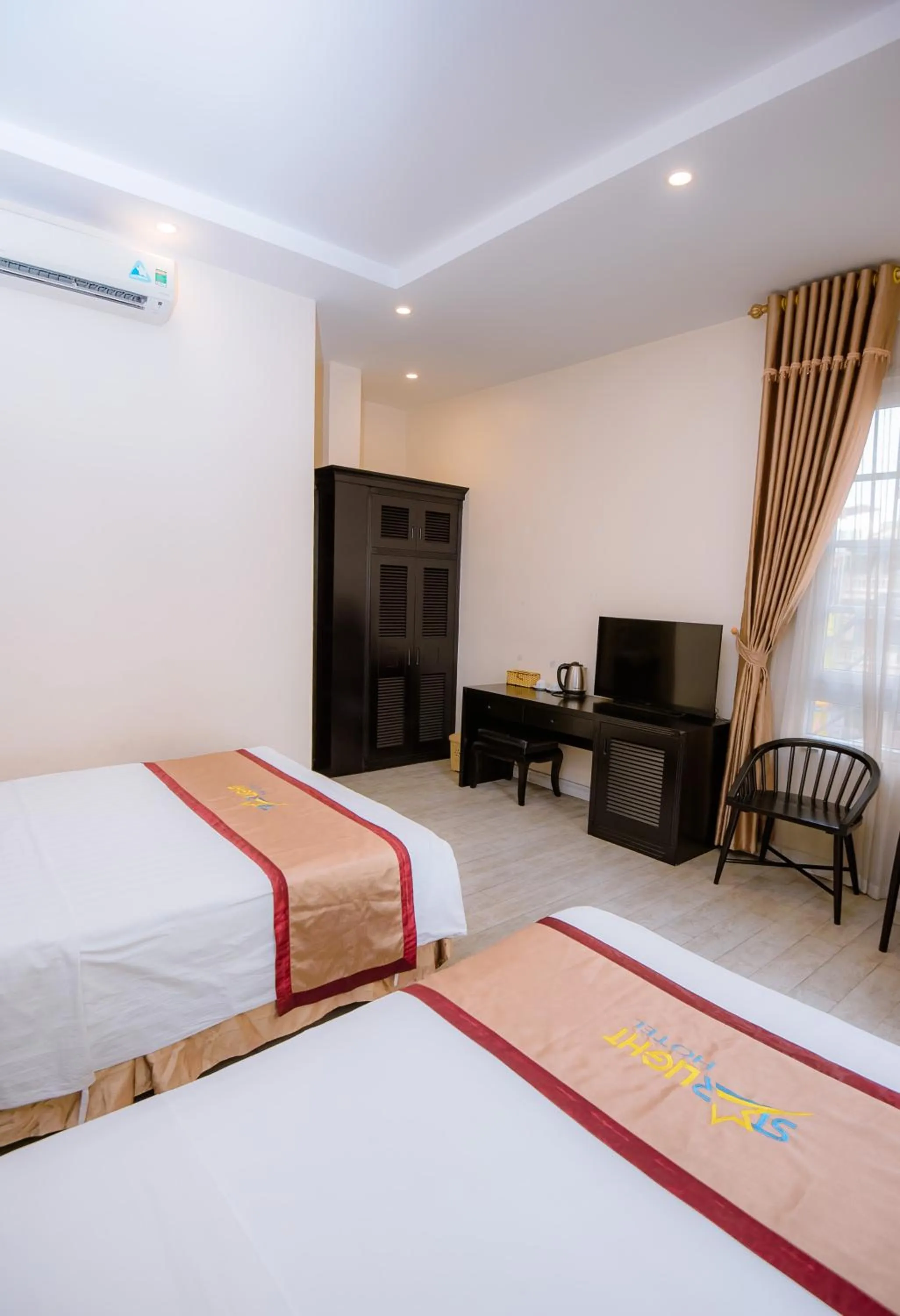 HaLong Starlight Inn & Travel