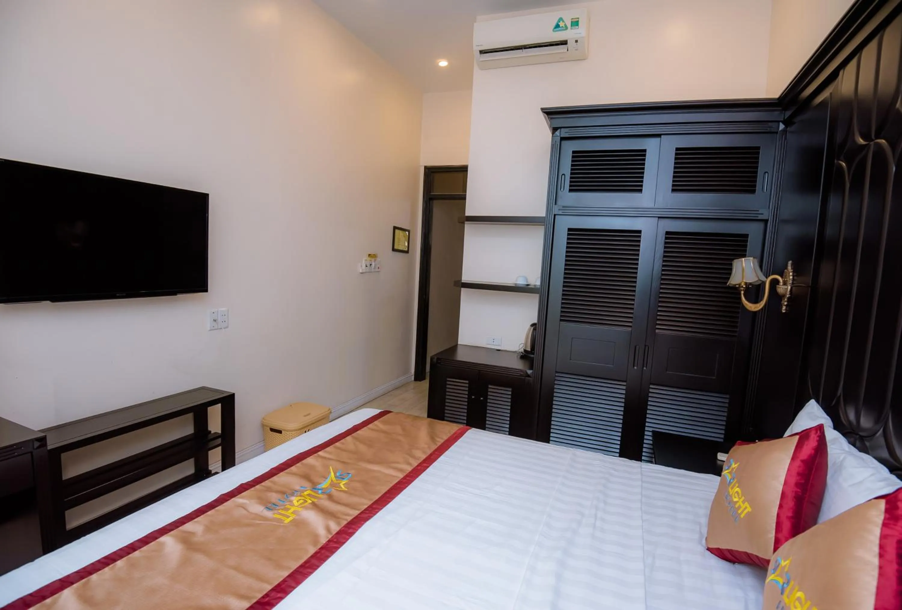 HaLong Starlight Inn & Travel