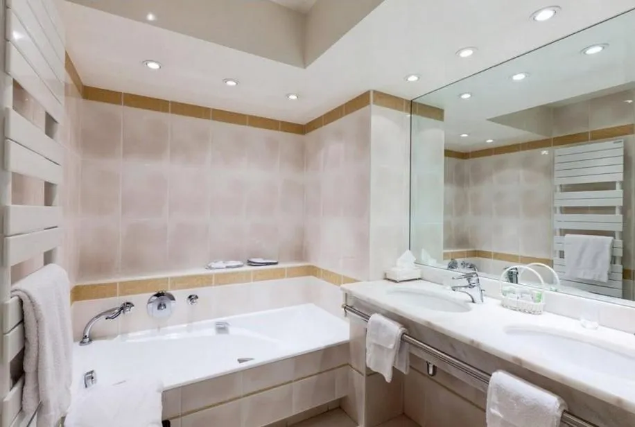 Bathroom in Les Hauts de Loire Relais & Châteaux