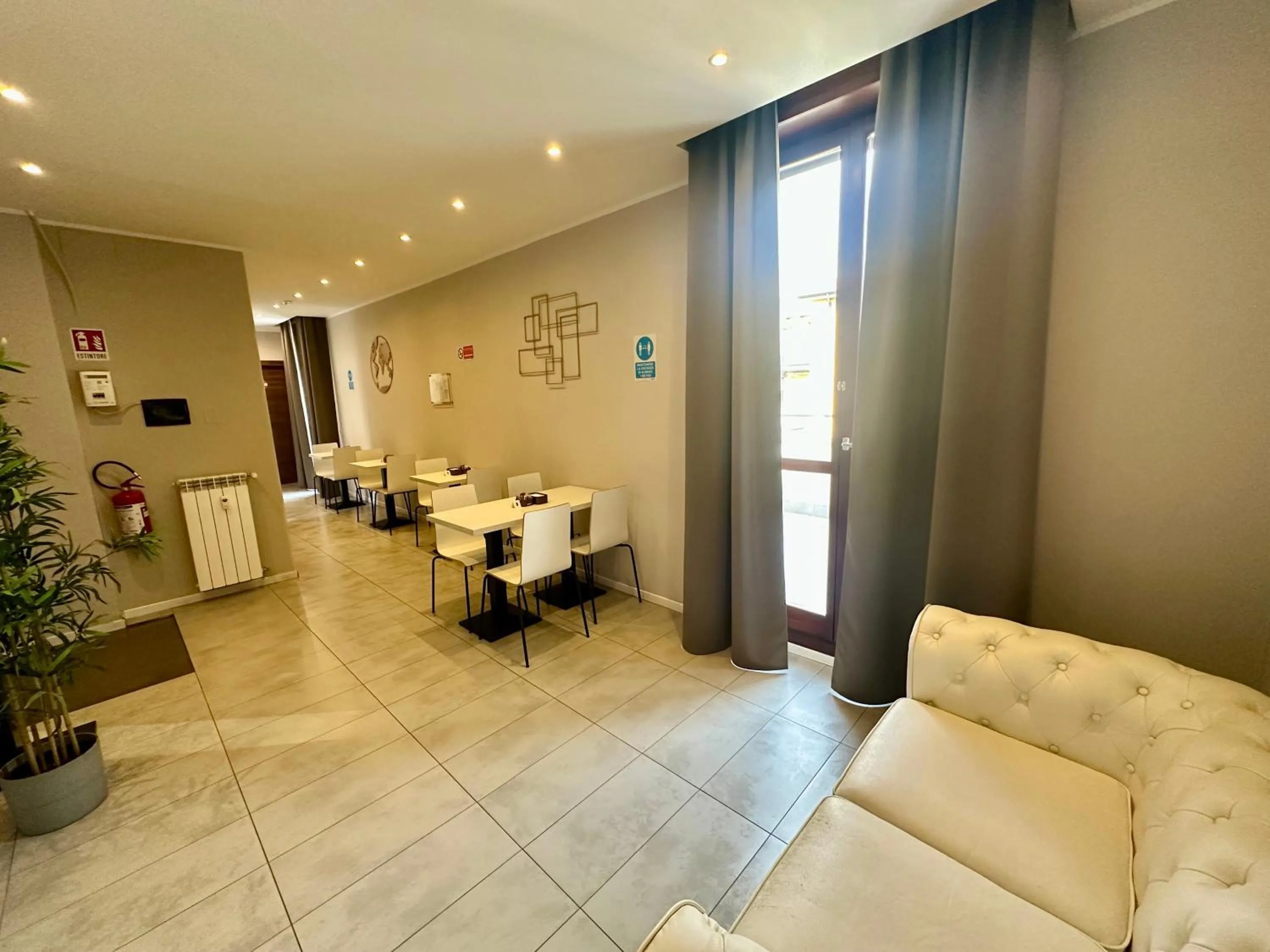 Lounge or bar in Golden Milano Hotel