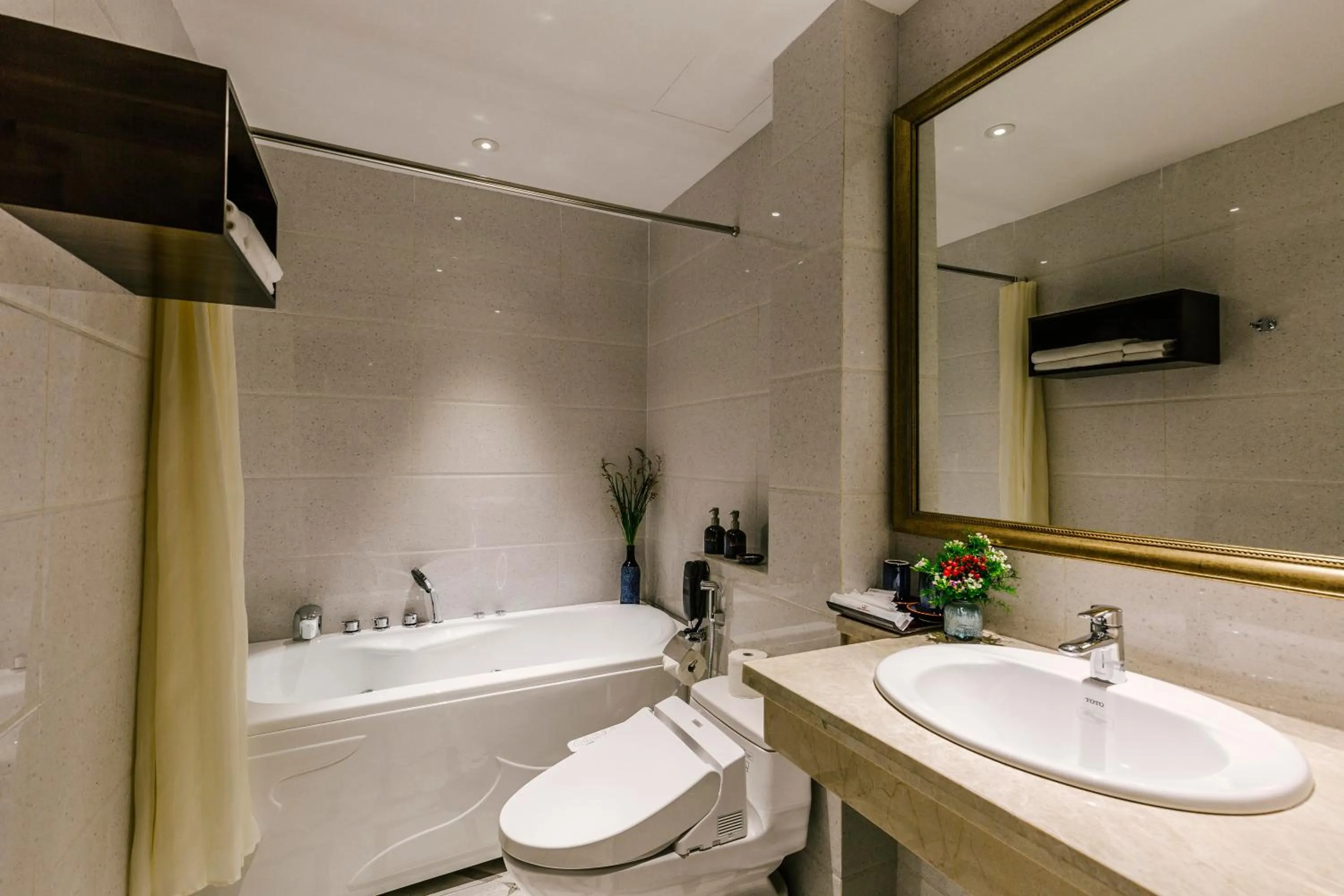 Toilet in Roseland Sweet Hotel