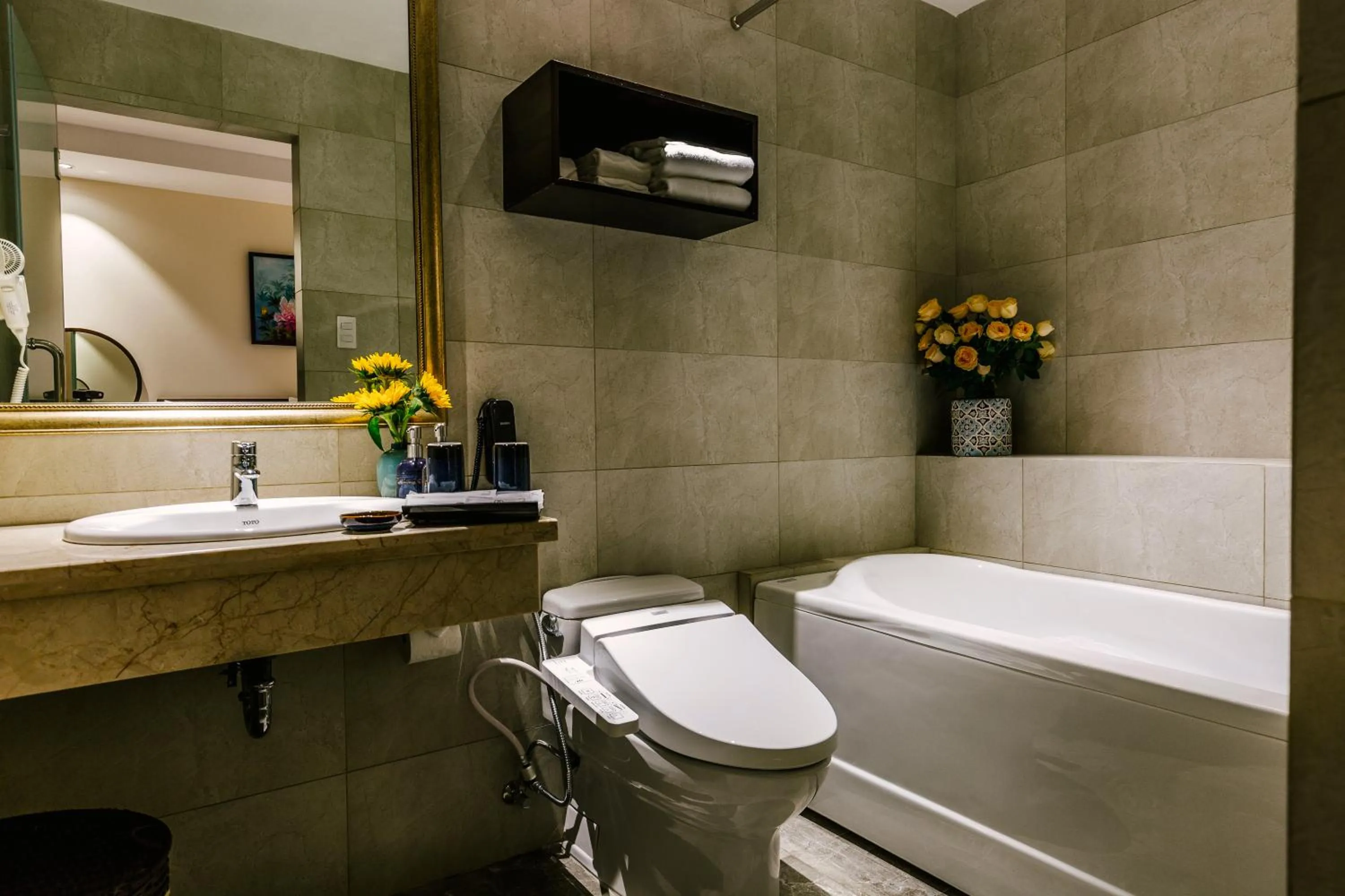 Toilet in Roseland Sweet Hotel