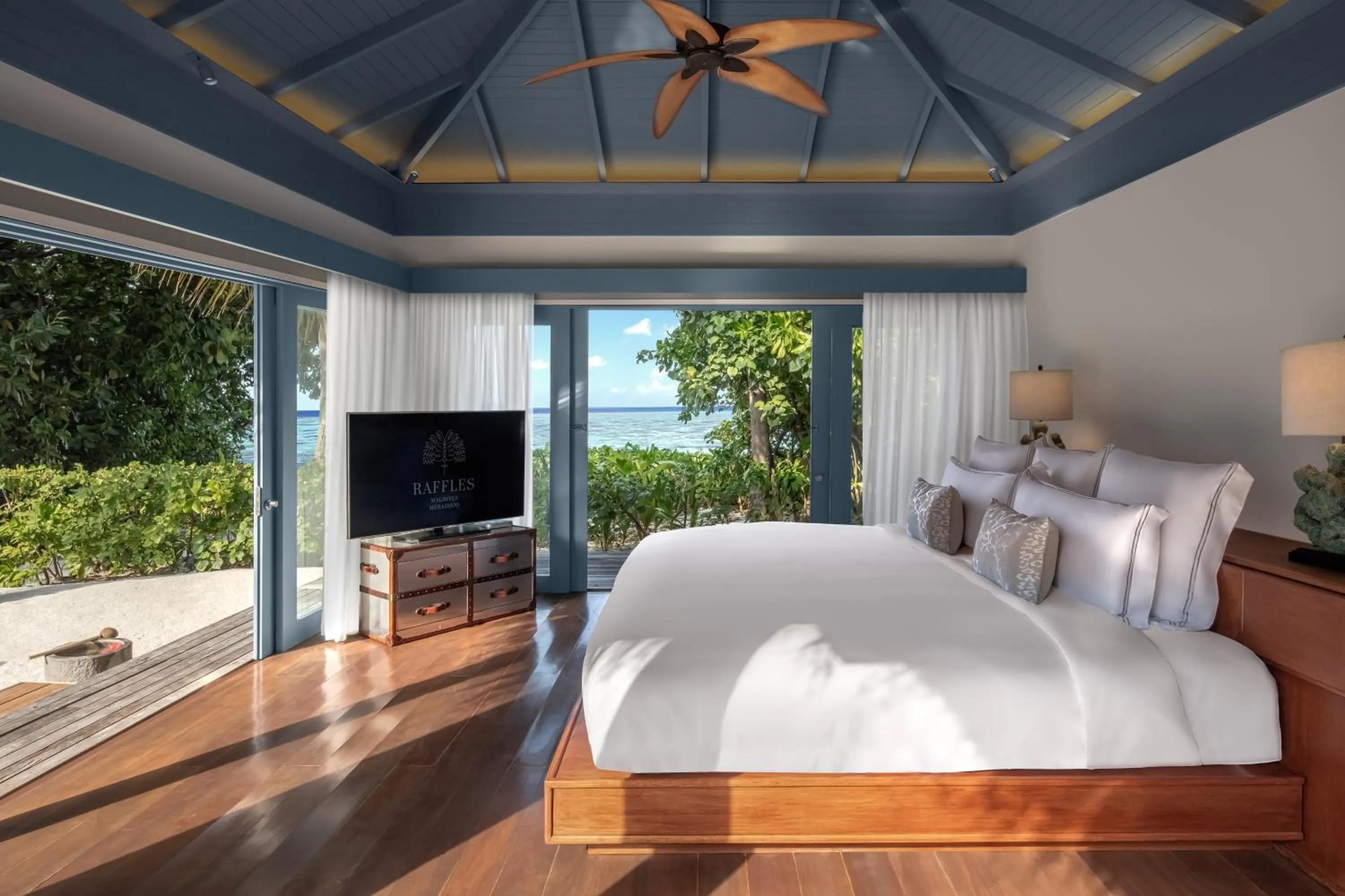 TV and multimedia, Bed in Raffles Maldives Meradhoo