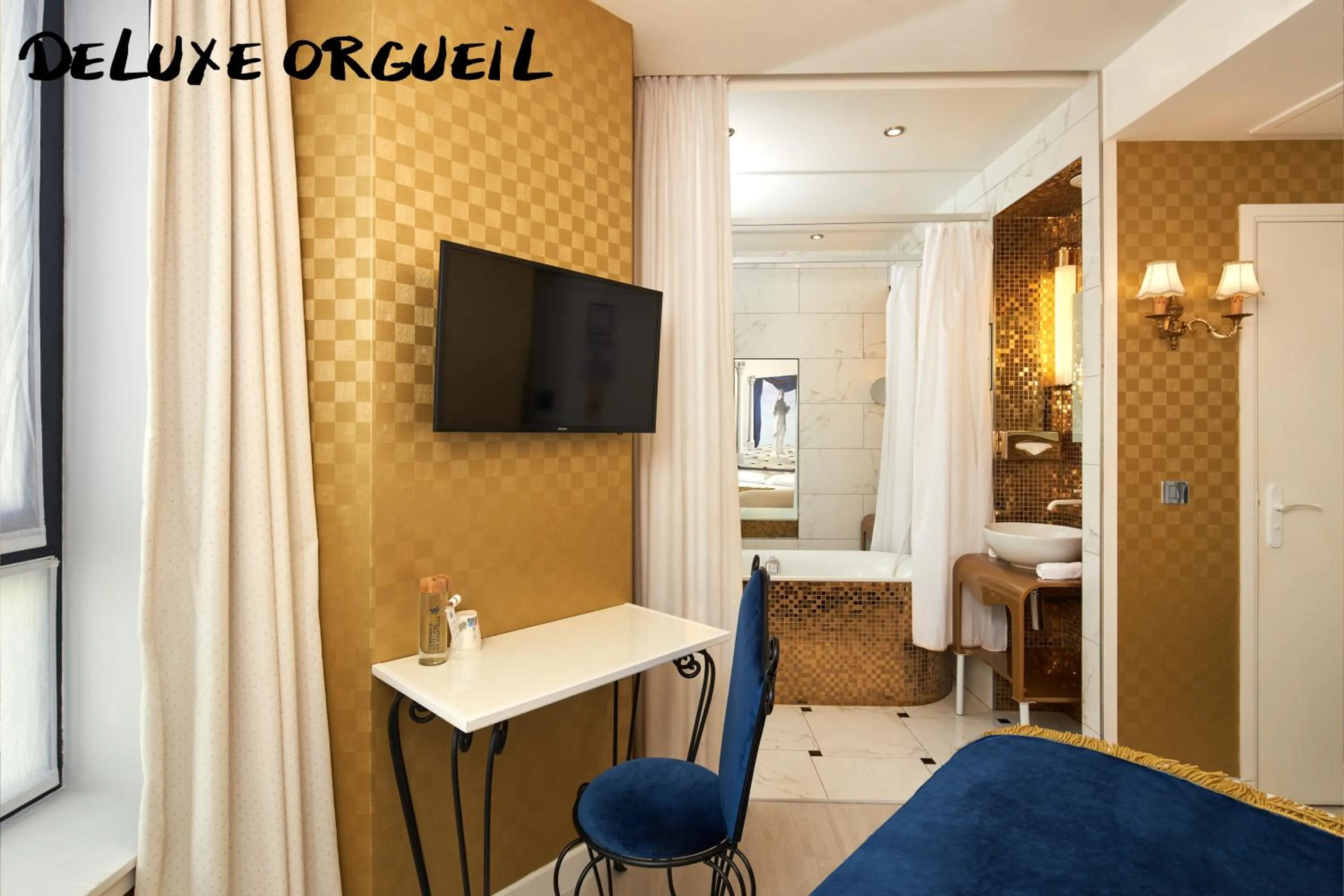 Bathroom, Bed in Hôtel Vice Versa