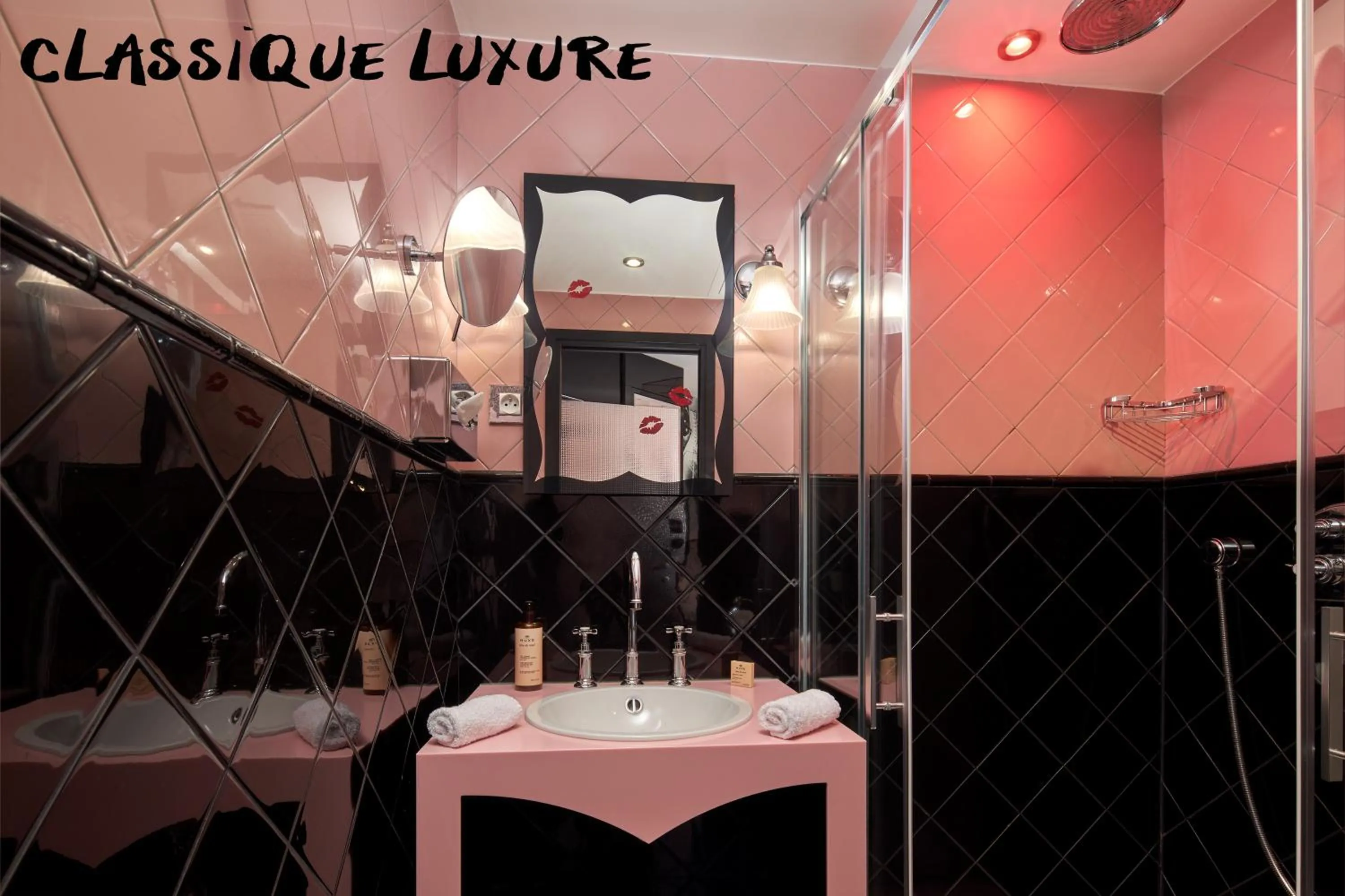 Shower in Hôtel Vice Versa