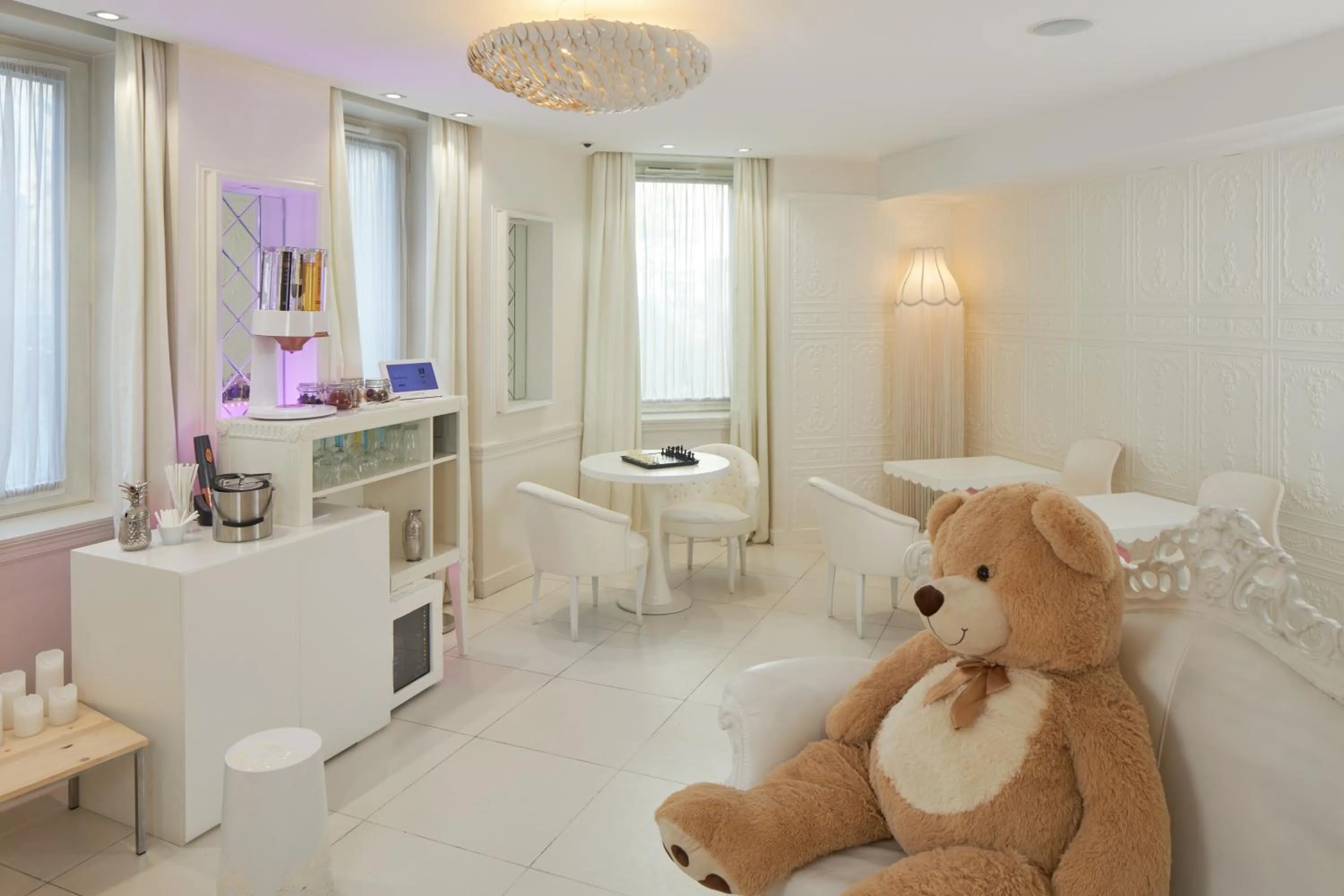 Lobby or reception, Bed in Hôtel Vice Versa