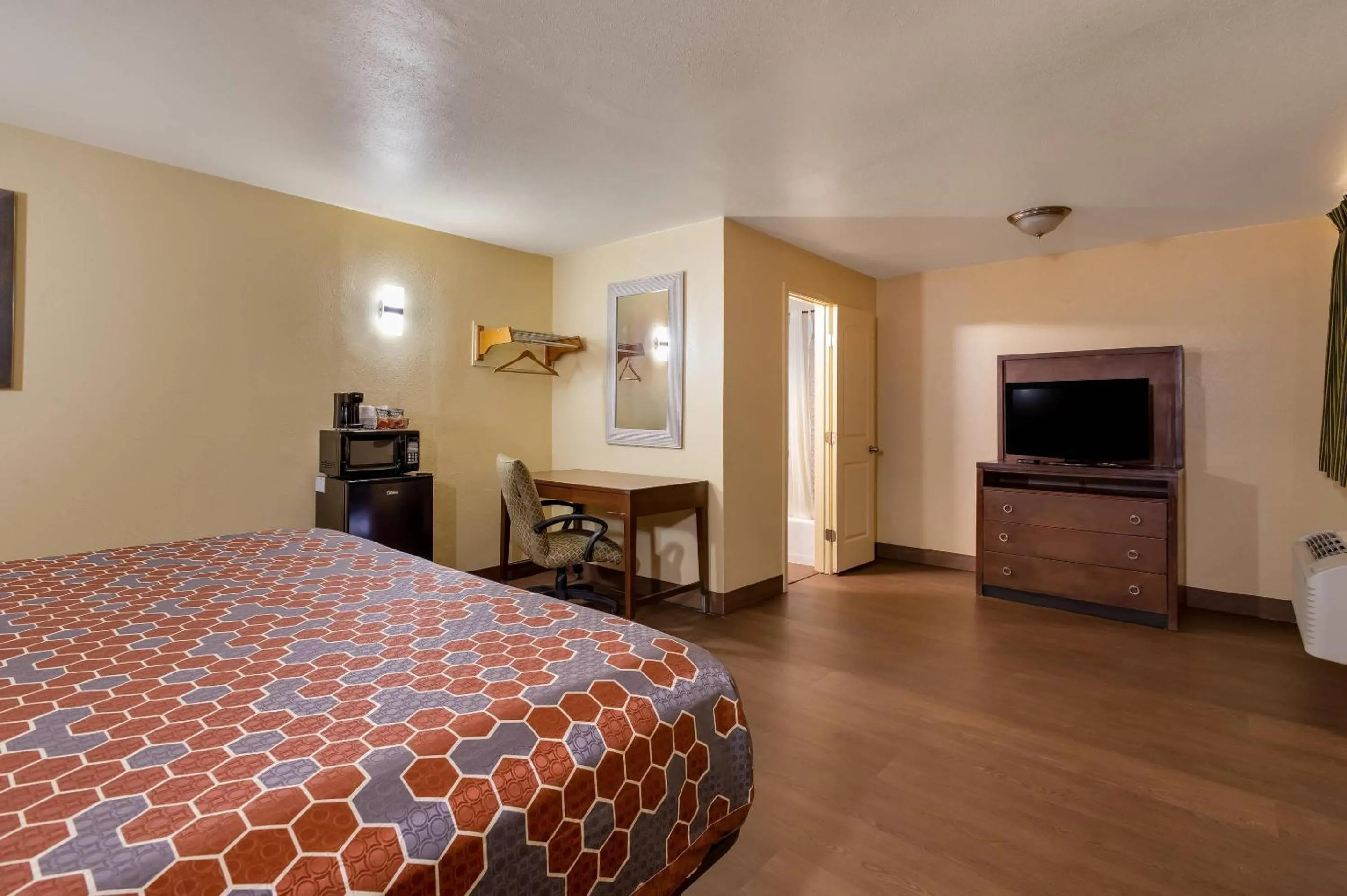 Bedroom, Bed in Rodeway Inn & Suites New Orleans East