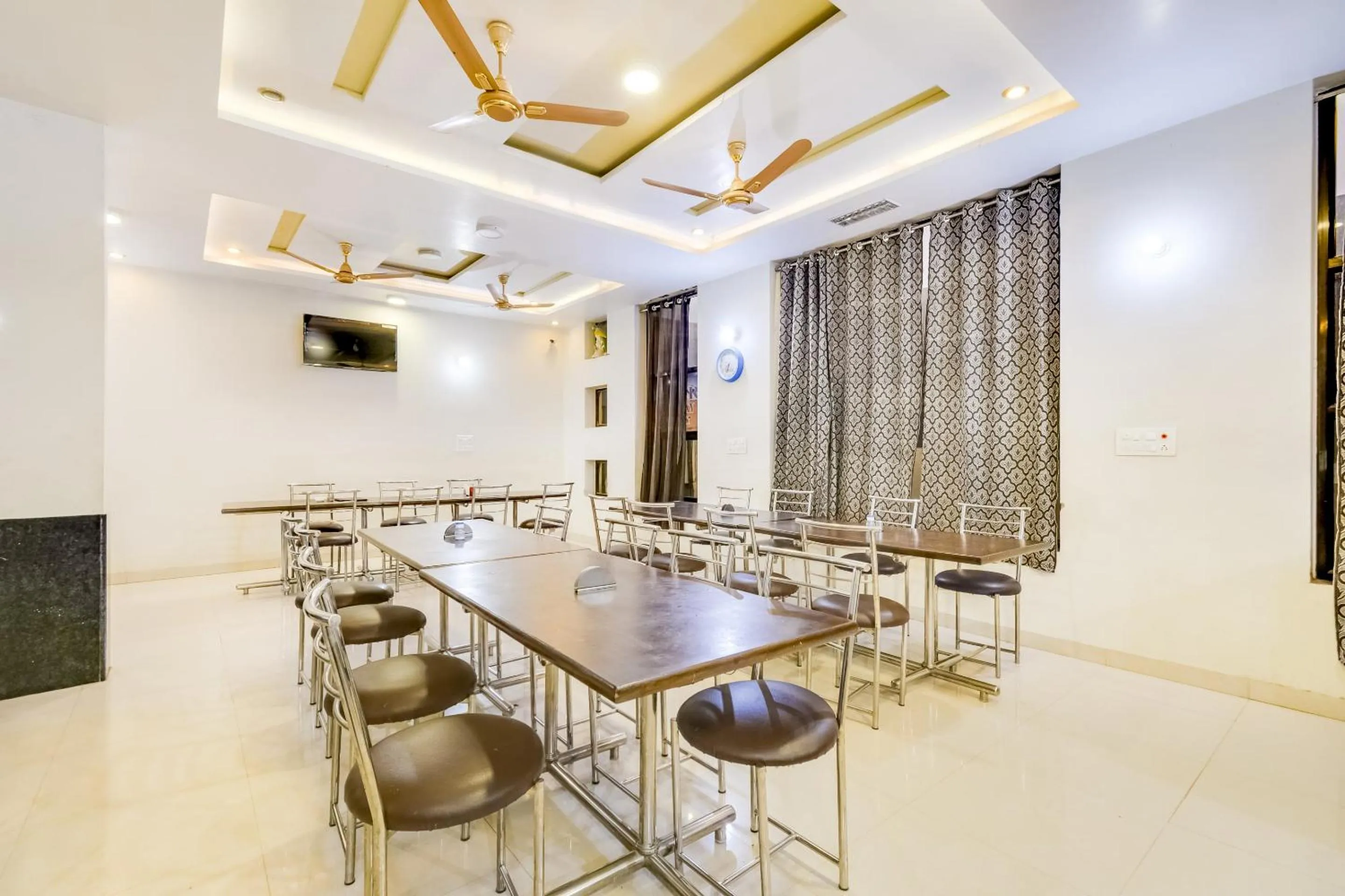 Restaurant/places to eat in Hotel O The Thar Mid Way Hotel And Restaurant