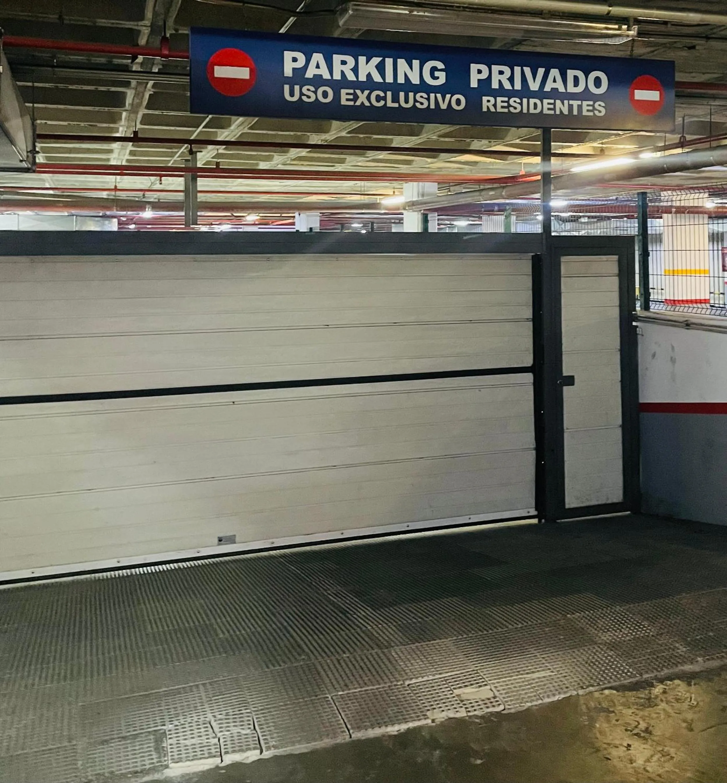 Parking in La Casa de Carmen