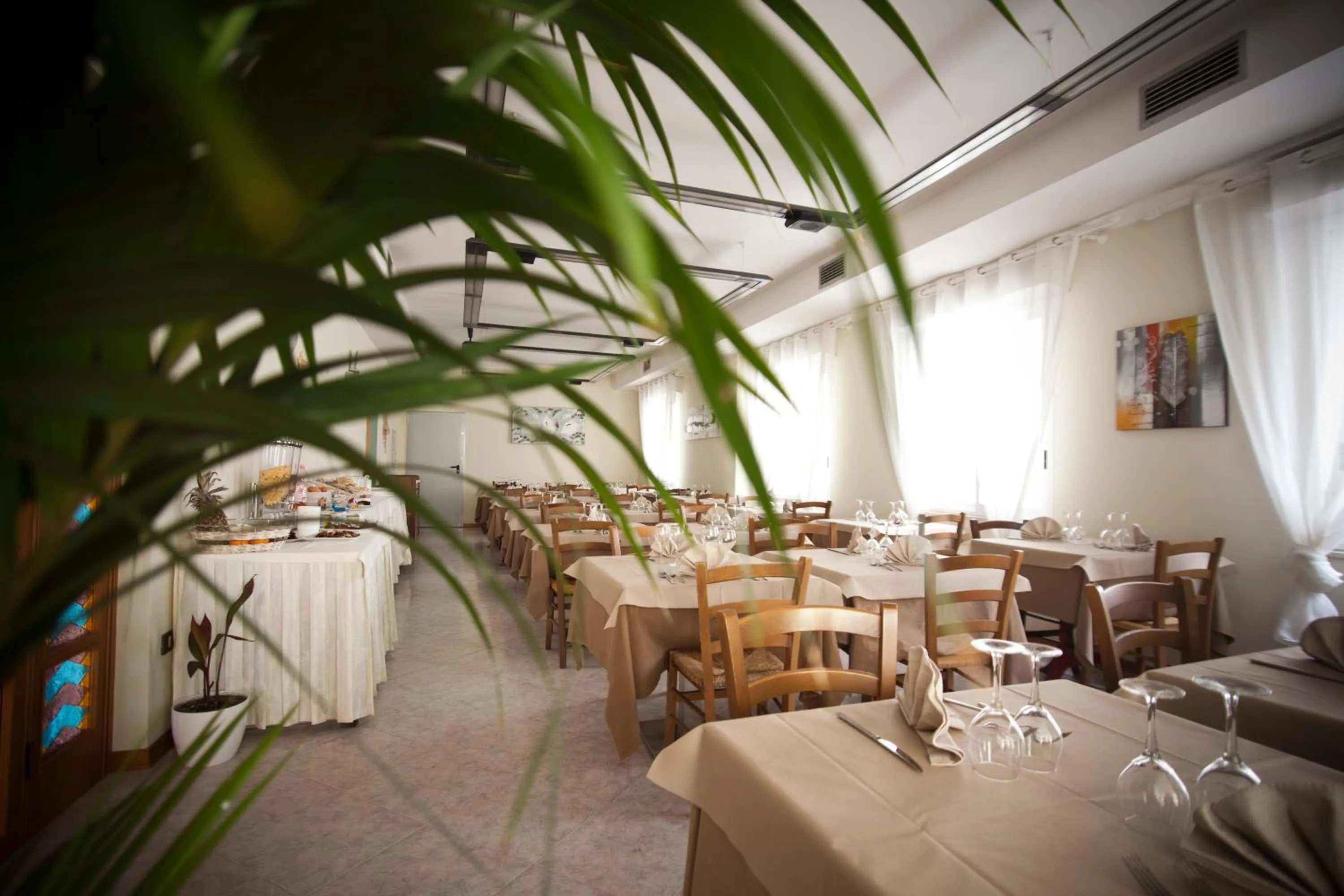 Restaurant/places to eat in Hotel Marina Bay